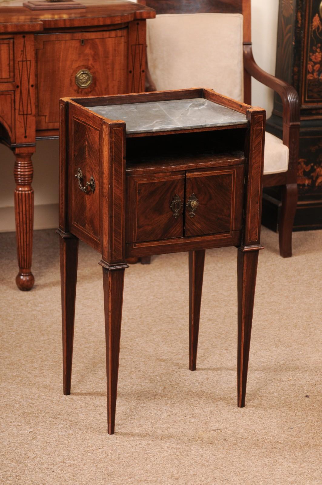Commodino neoclassico italiano del primo Ottocento in legno di noce e tulipano con piano e intarsi in marmo grigio