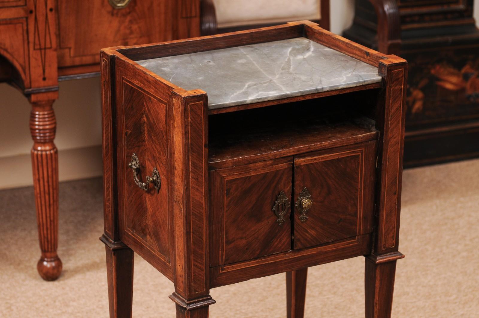 Italiano Commodino neoclassico italiano del primo Ottocento in legno di noce e tulipano con legno grigio in vendita