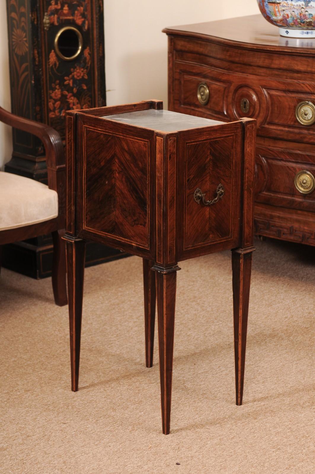 XIX secolo Commodino neoclassico italiano del primo Ottocento in legno di noce e tulipano con legno grigio in vendita