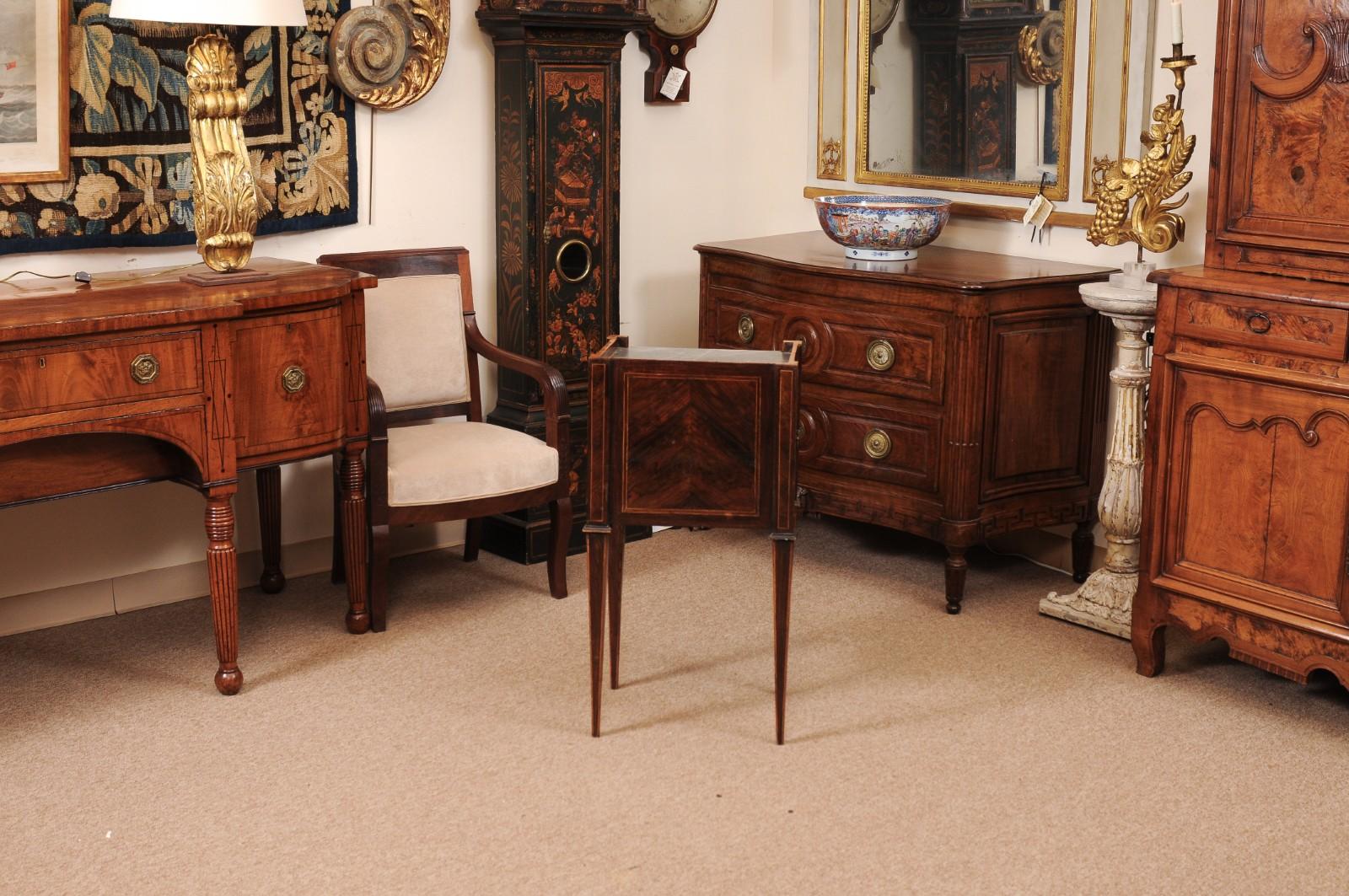 Marmo Commodino neoclassico italiano del primo Ottocento in legno di noce e tulipano con legno grigio in vendita