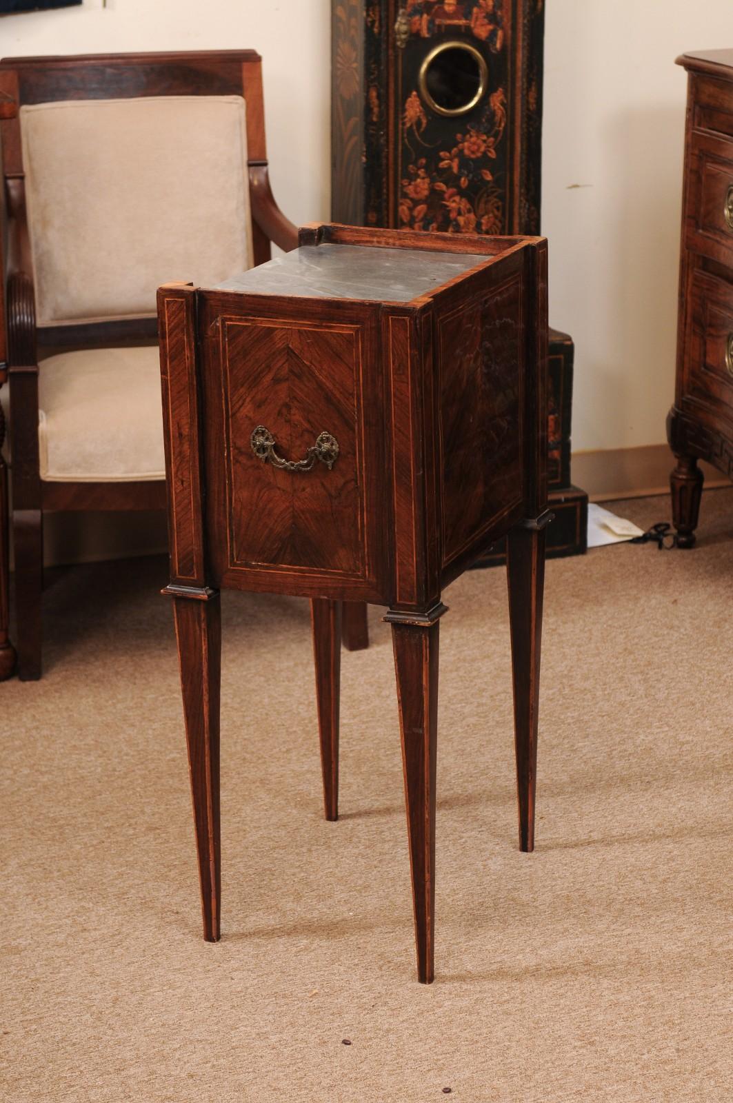 Commodino neoclassico italiano del primo Ottocento in legno di noce e tulipano con legno grigio in vendita 1
