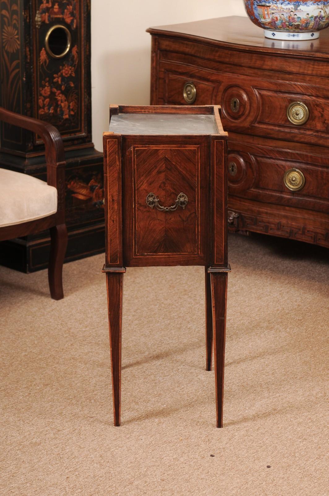 Commodino neoclassico italiano del primo Ottocento in legno di noce e tulipano con legno grigio in vendita 2