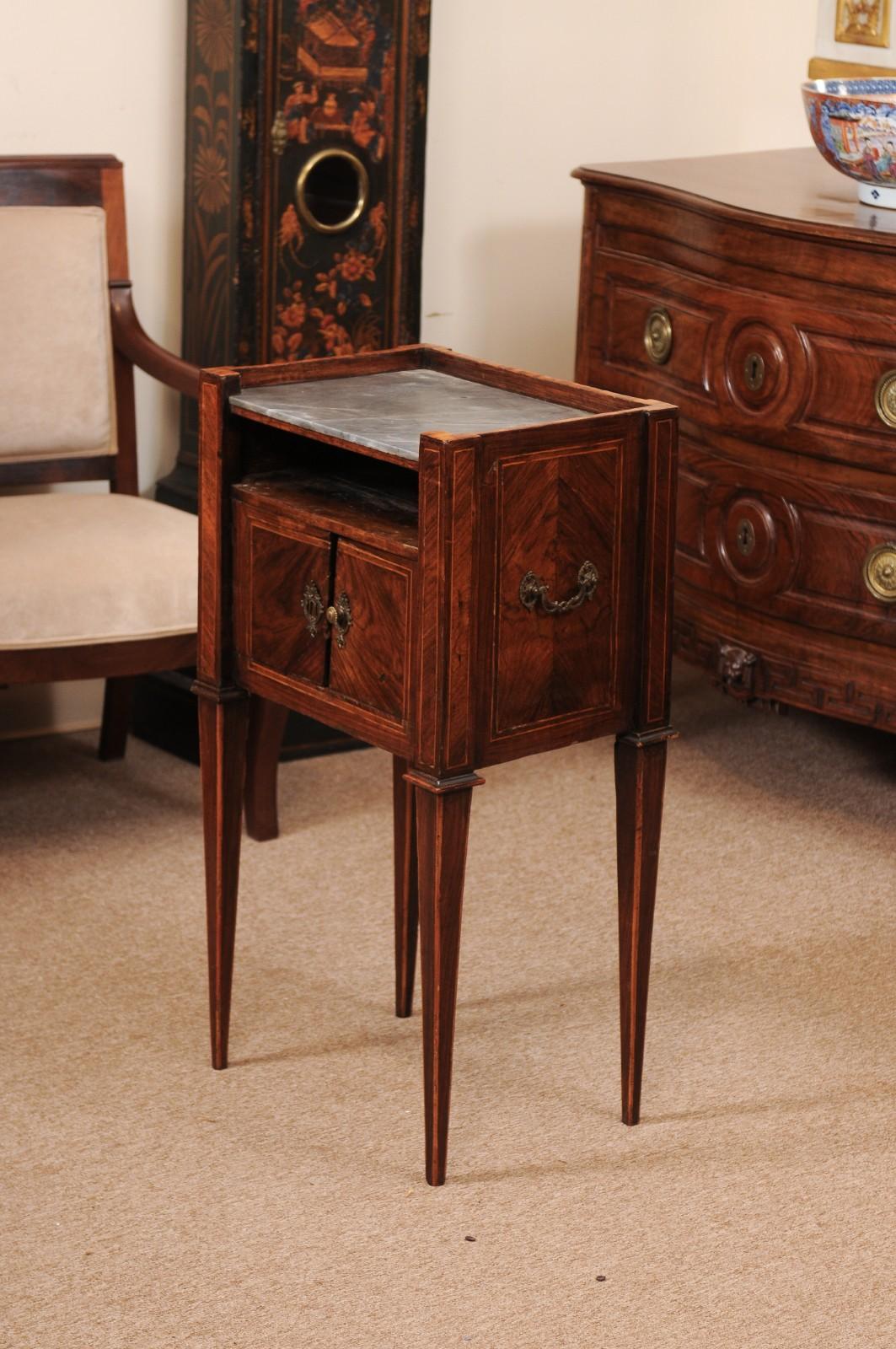 Commodino neoclassico italiano del primo Ottocento in legno di noce e tulipano con legno grigio in vendita 3