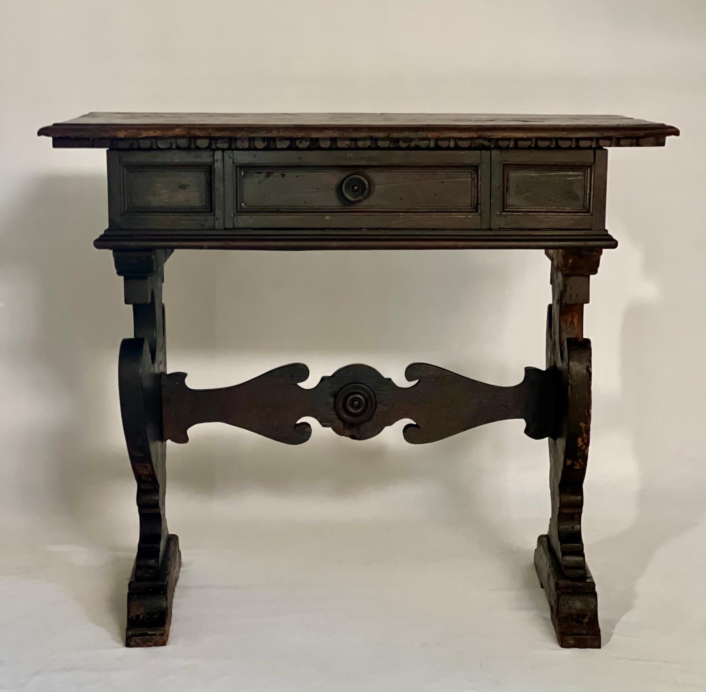 Antique Italian Renaissance Revival carved oak trestle base table, early 19th century.

Great table with dark stained oak and a single lined drawer. It features lots of hand carved details including a sculpted edge rectangular top above a frieze