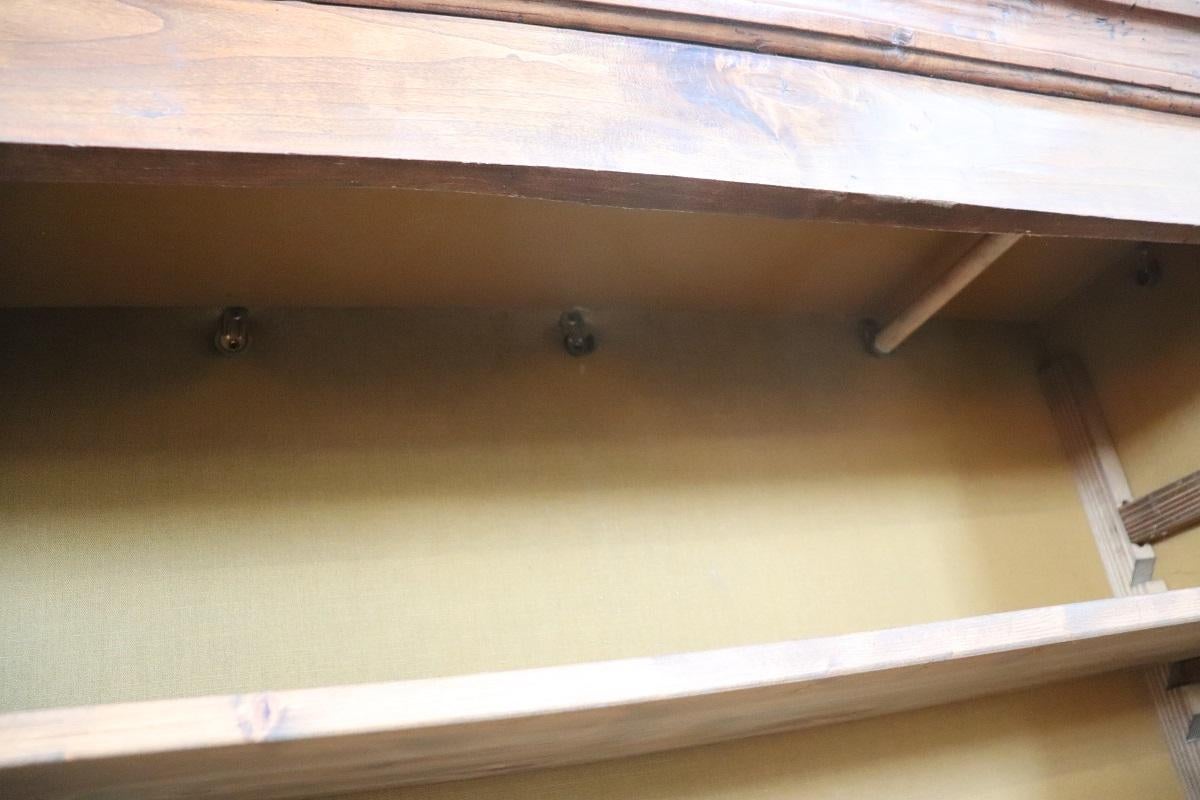 Armadio antico in legno massiccio di pioppo dei primi dell'Ottocento italiano in vendita 5