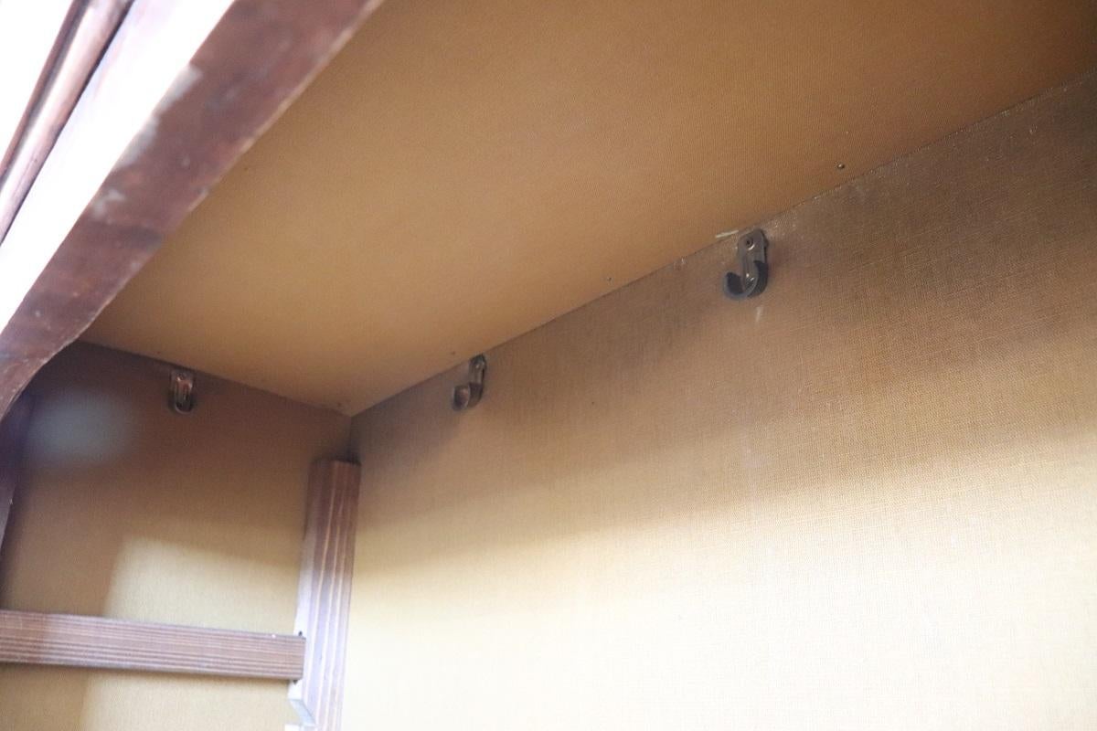Armadio antico in legno massiccio di pioppo dei primi dell'Ottocento italiano in vendita 6