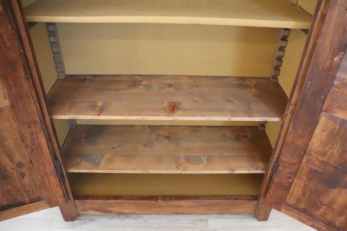 Armadio antico in legno massiccio di pioppo dei primi dell'Ottocento italiano in vendita 8
