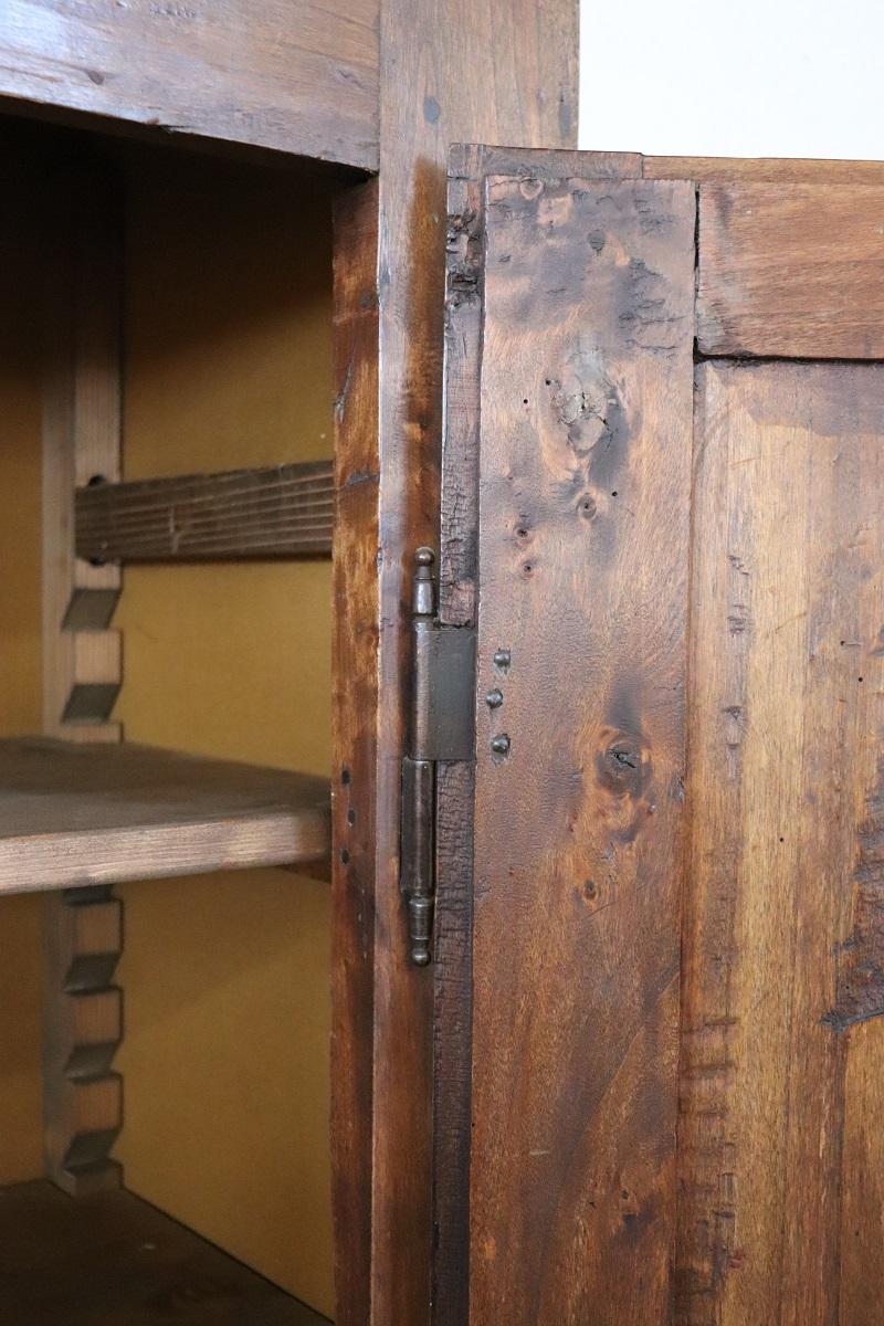Armadio antico in legno massiccio di pioppo dei primi dell'Ottocento italiano in vendita 9