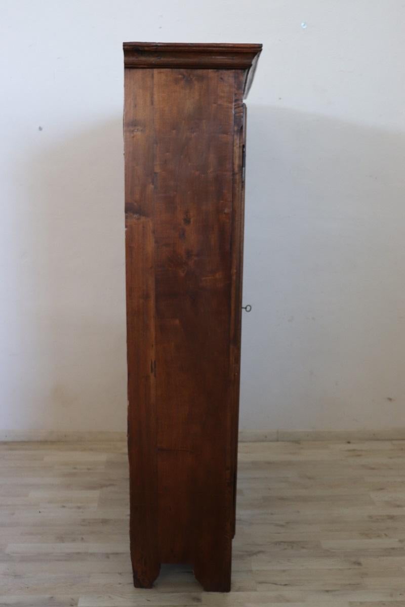 Armadio antico in legno massiccio di pioppo dei primi dell'Ottocento italiano in vendita 10