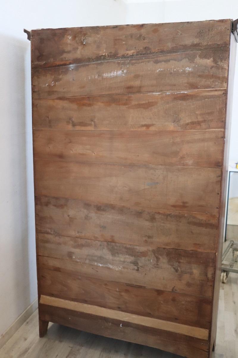 Armadio antico in legno massiccio di pioppo dei primi dell'Ottocento italiano in vendita 11