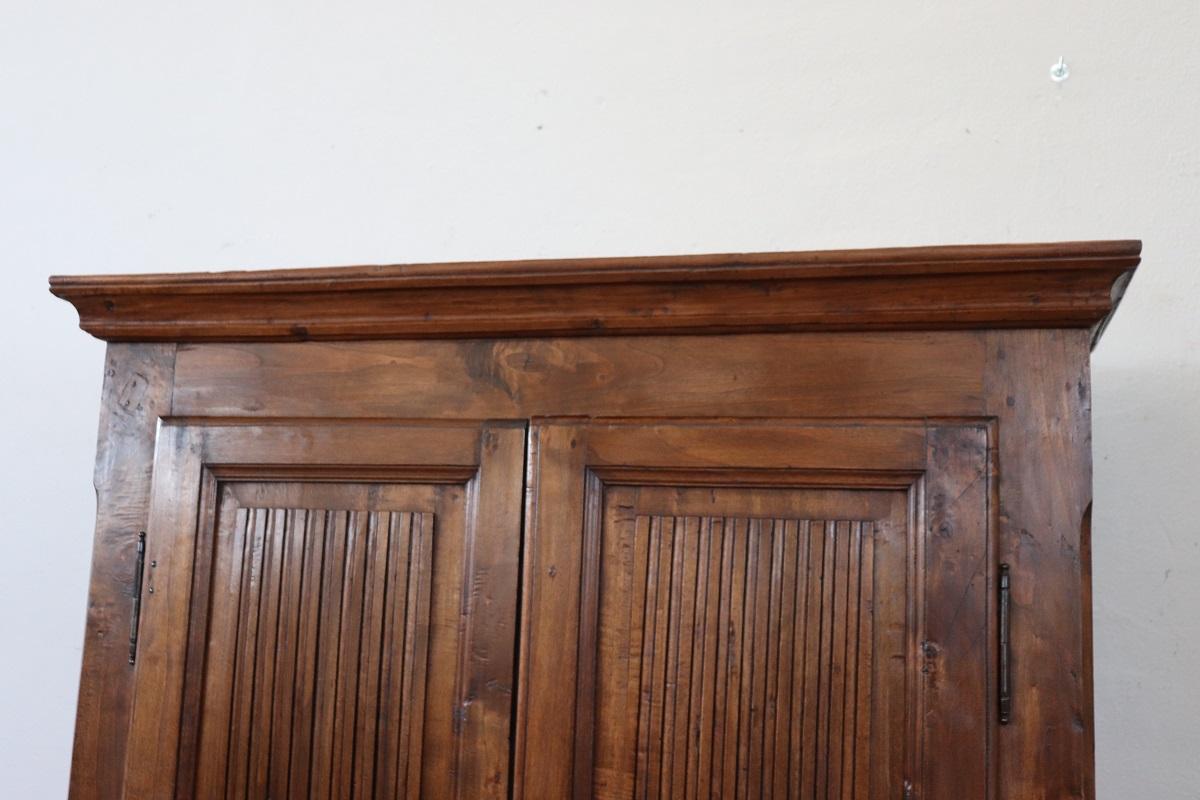 Italiano Armadio antico in legno massiccio di pioppo dei primi dell'Ottocento italiano in vendita