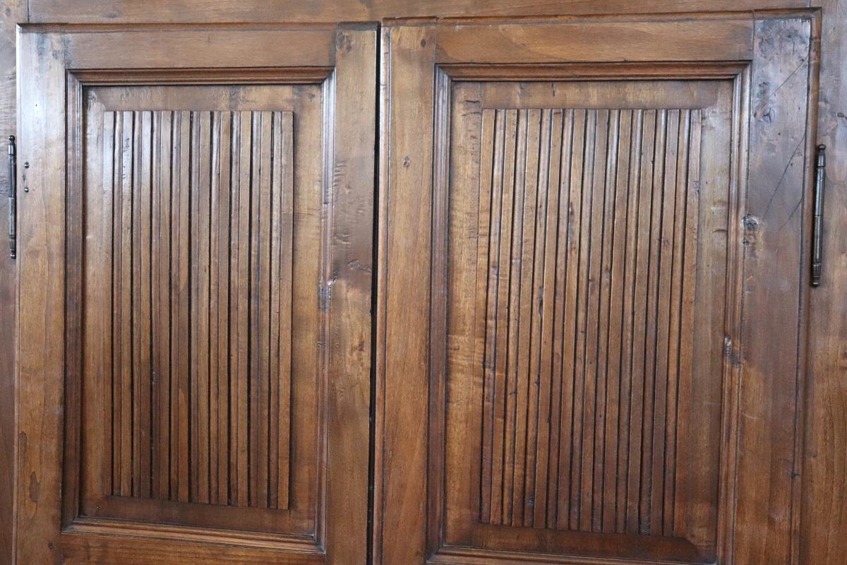 Armadio antico in legno massiccio di pioppo dei primi dell'Ottocento italiano In condizioni buone in vendita a Casale Monferrato, IT