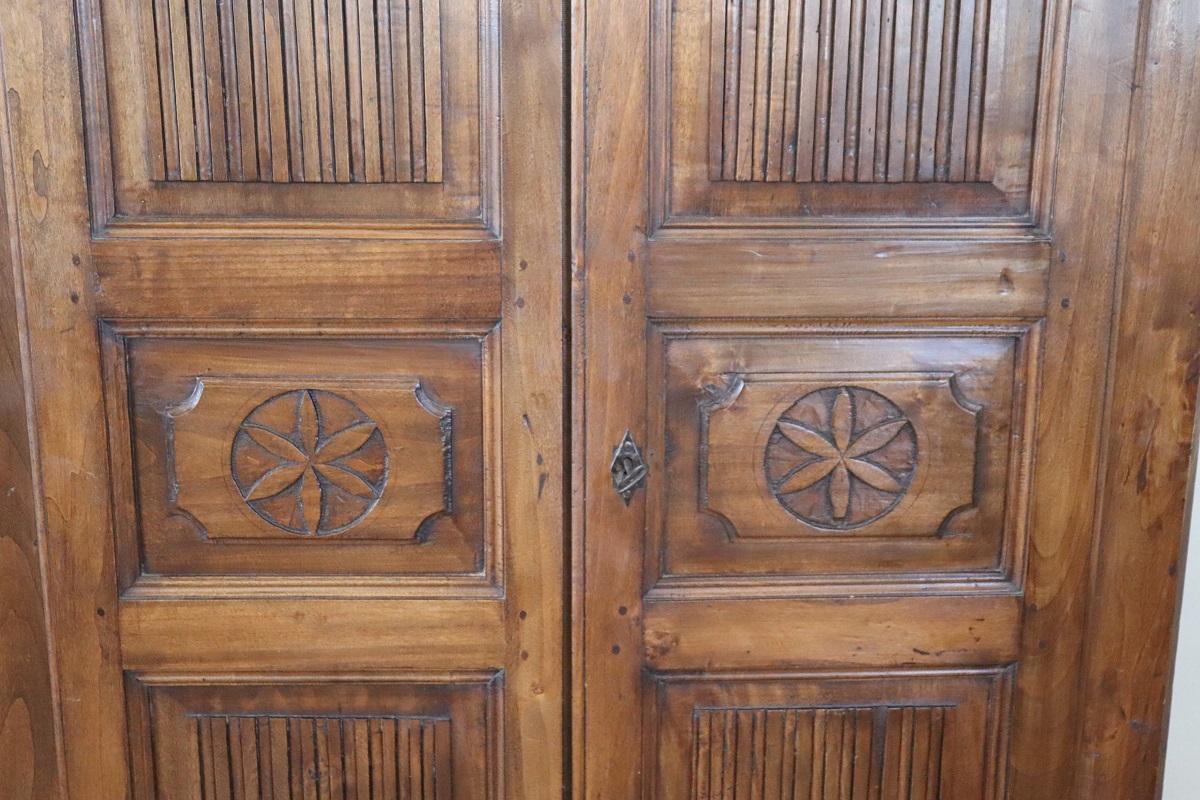XIX secolo Armadio antico in legno massiccio di pioppo dei primi dell'Ottocento italiano in vendita