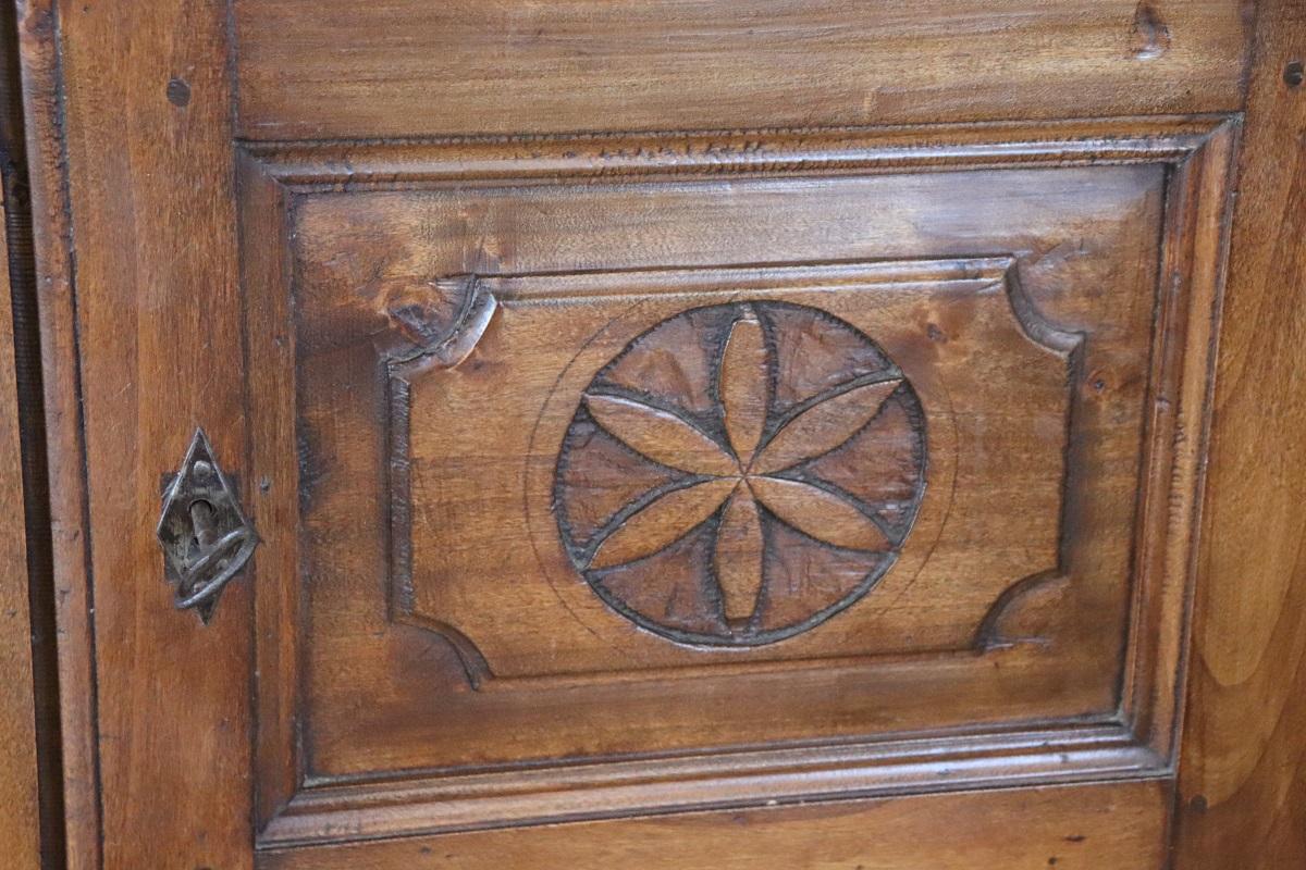 Pioppo Armadio antico in legno massiccio di pioppo dei primi dell'Ottocento italiano in vendita