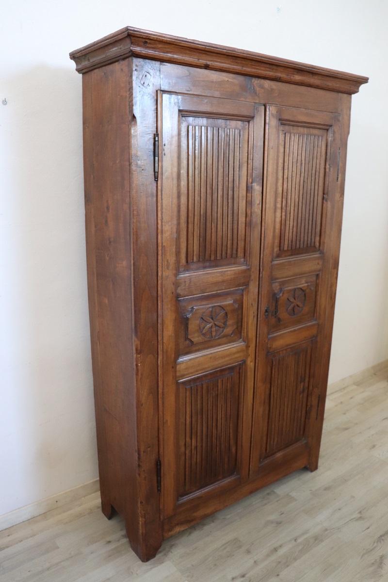 Armadio antico in legno massiccio di pioppo dei primi dell'Ottocento italiano in vendita 2
