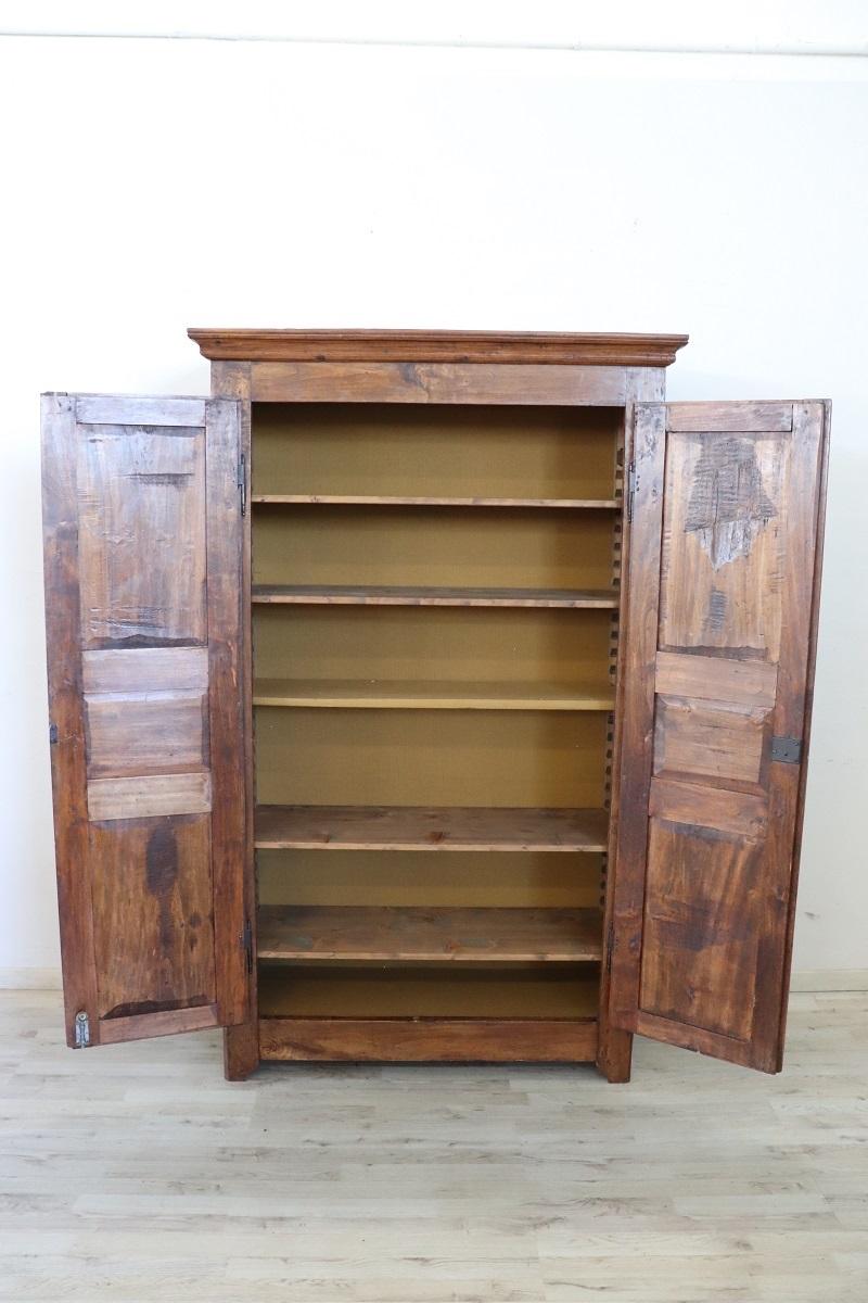 Armadio antico in legno massiccio di pioppo dei primi dell'Ottocento italiano in vendita 3