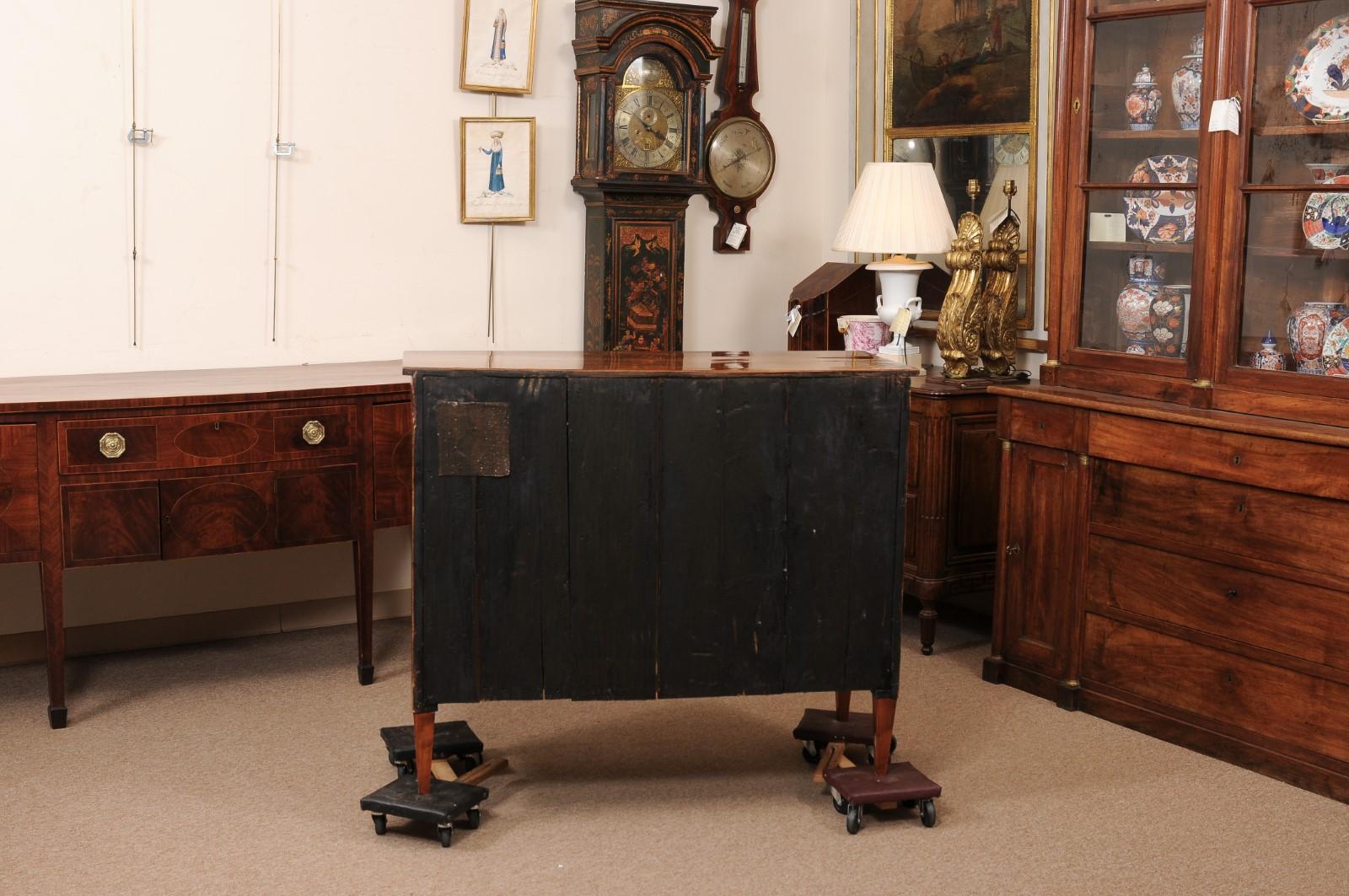 Buffet en noyer italien du début du 19e siècle avec tiroir et 2 portes de cabinet avec dorure en vente 3