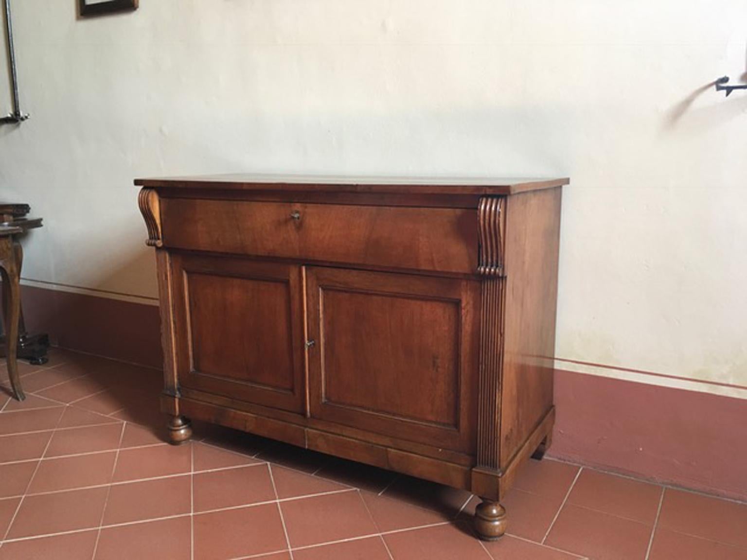 Italy Early 19th Century Walnut Buffet with Two Doors and Drawer For Sale 5