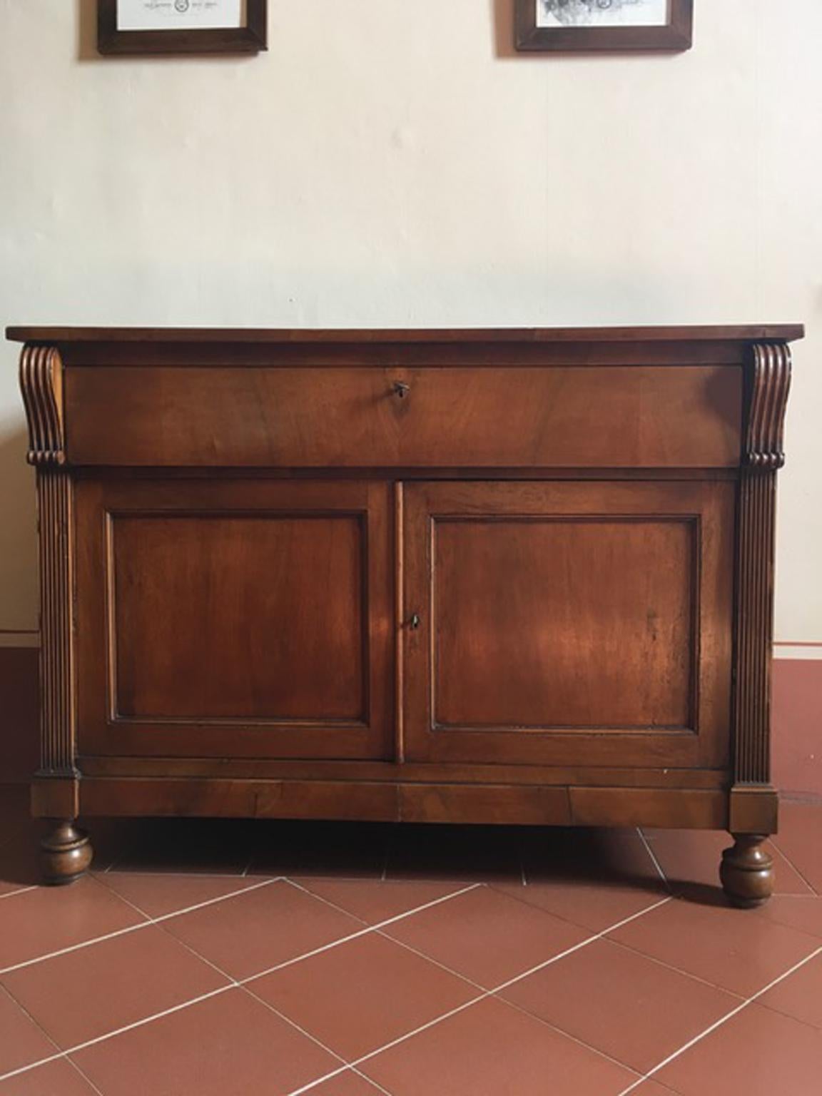 Beautiful walnut buffet with two fluted columns and the top finely inlaid.
There two doors and a drawer.
Inside of the drawer there is a linen coating.
With certificate of authenticity.