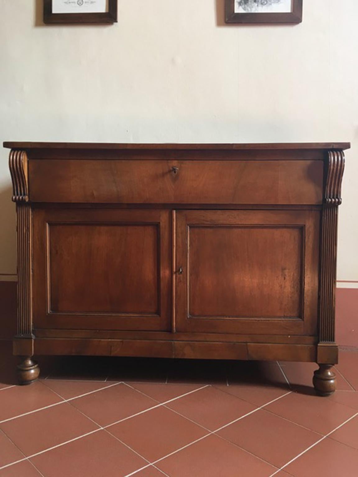 Italy Early 19th Century Walnut Buffet with Two Doors and Drawer For Sale 1