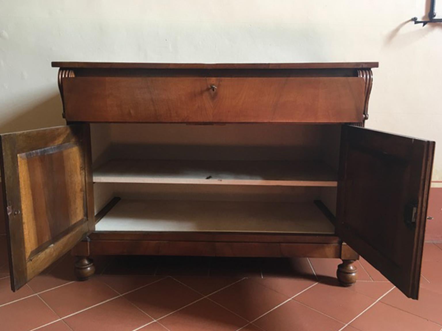 Italy Early 19th Century Walnut Buffet with Two Doors and Drawer For Sale 2