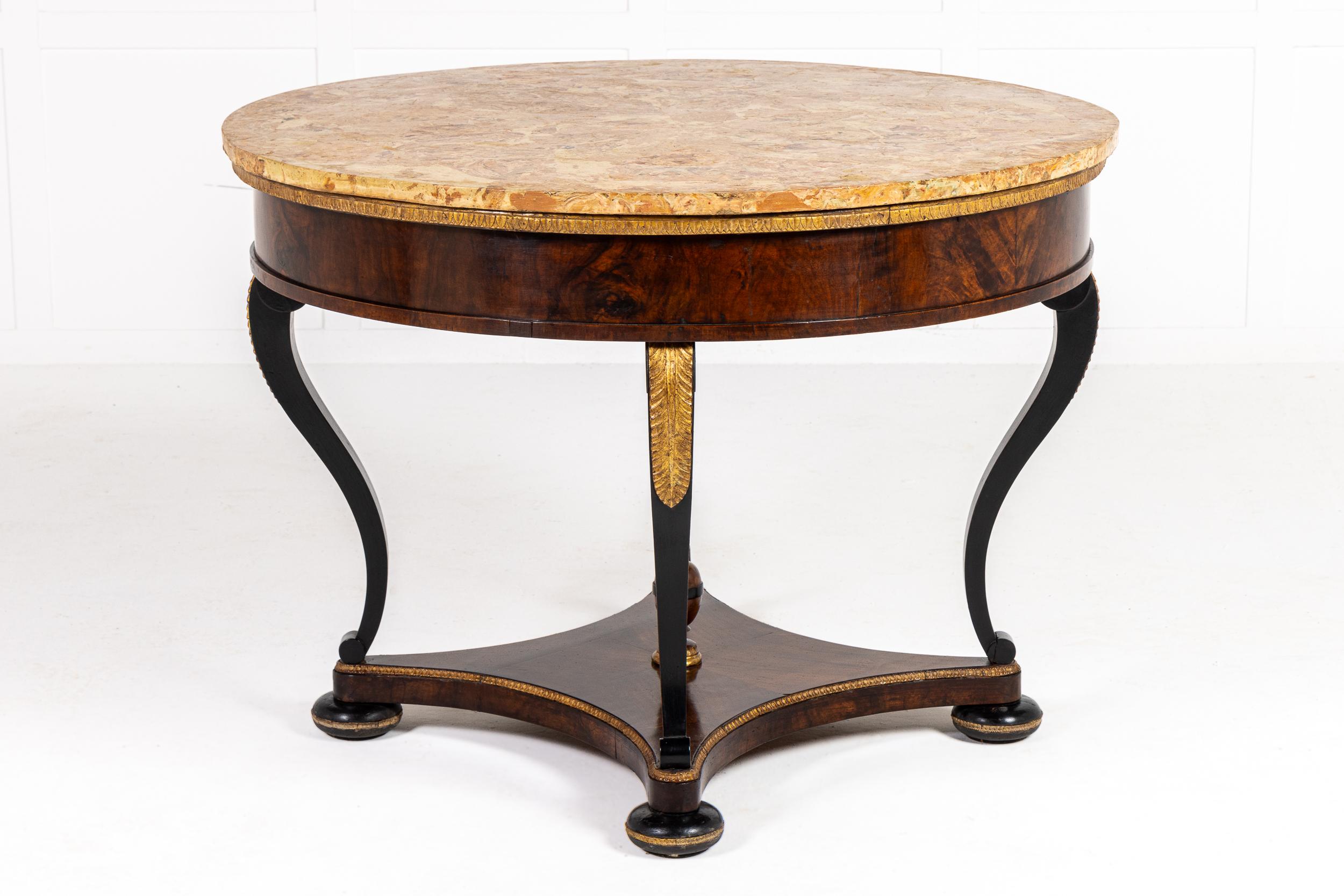 Intéressante table centrale italienne en noyer du début du 19e siècle avec plateau en scagliola.

Cette charmante table a une base à brancard de style quadripartite avec quatre côtés incurvés qui sont mis en valeur par une moulure en bois doré
