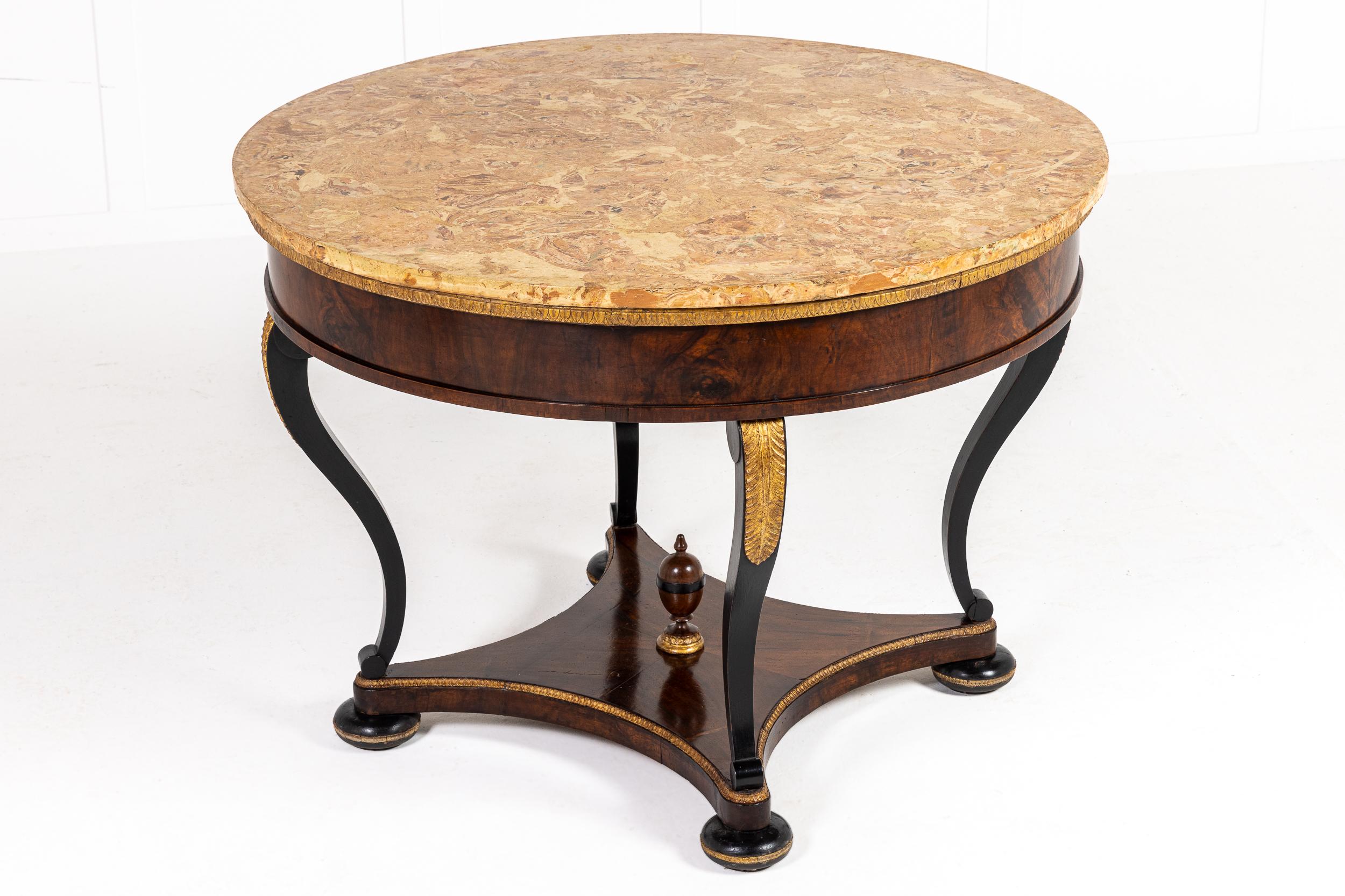 Table centrale italienne en noyer du début du 19e siècle avec plateau Scagliola Excellent état - En vente à Gloucestershire, GB