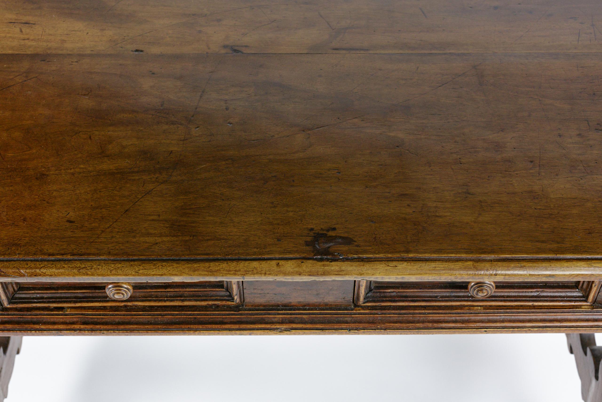 Tavolo da scrivania o consolle in noce italiano dei primi del XIX secolo in vendita 7