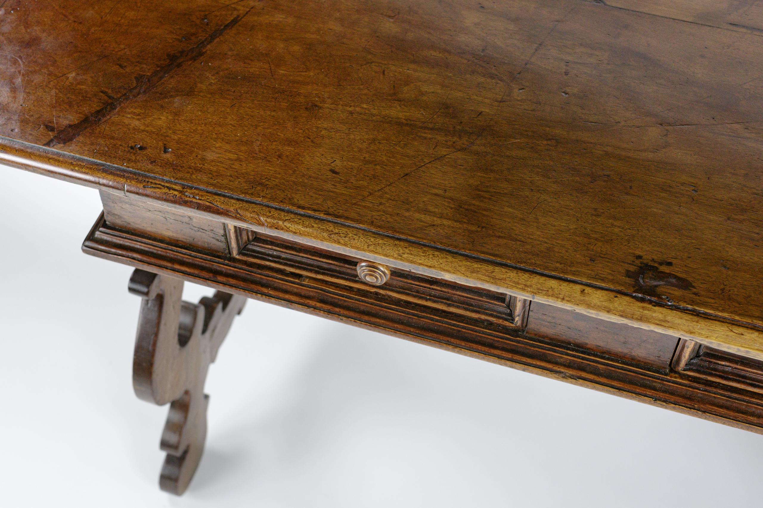 Tavolo da scrivania o consolle in noce italiano dei primi del XIX secolo in vendita 8