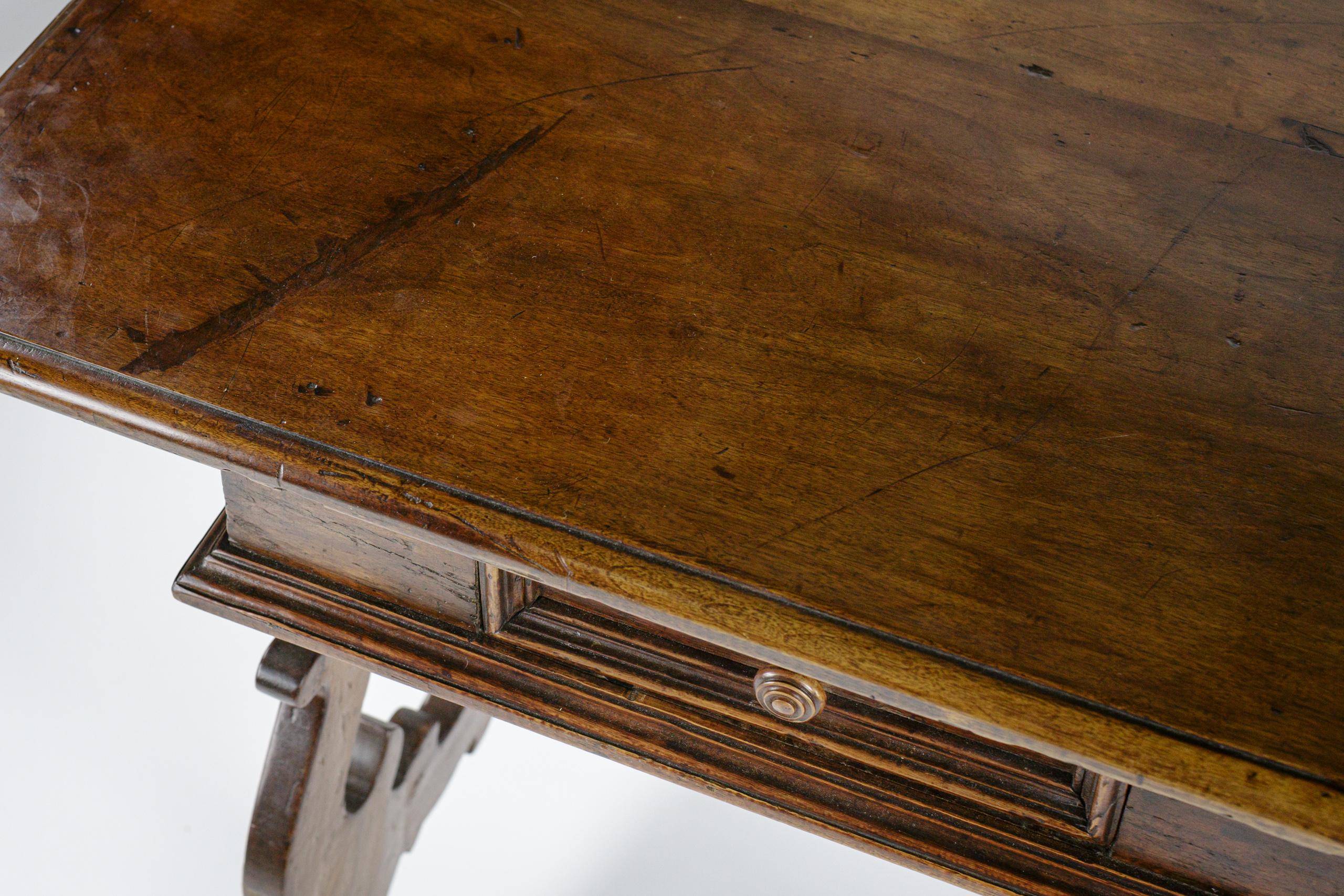 Tavolo da scrivania o consolle in noce italiano dei primi del XIX secolo in vendita 9