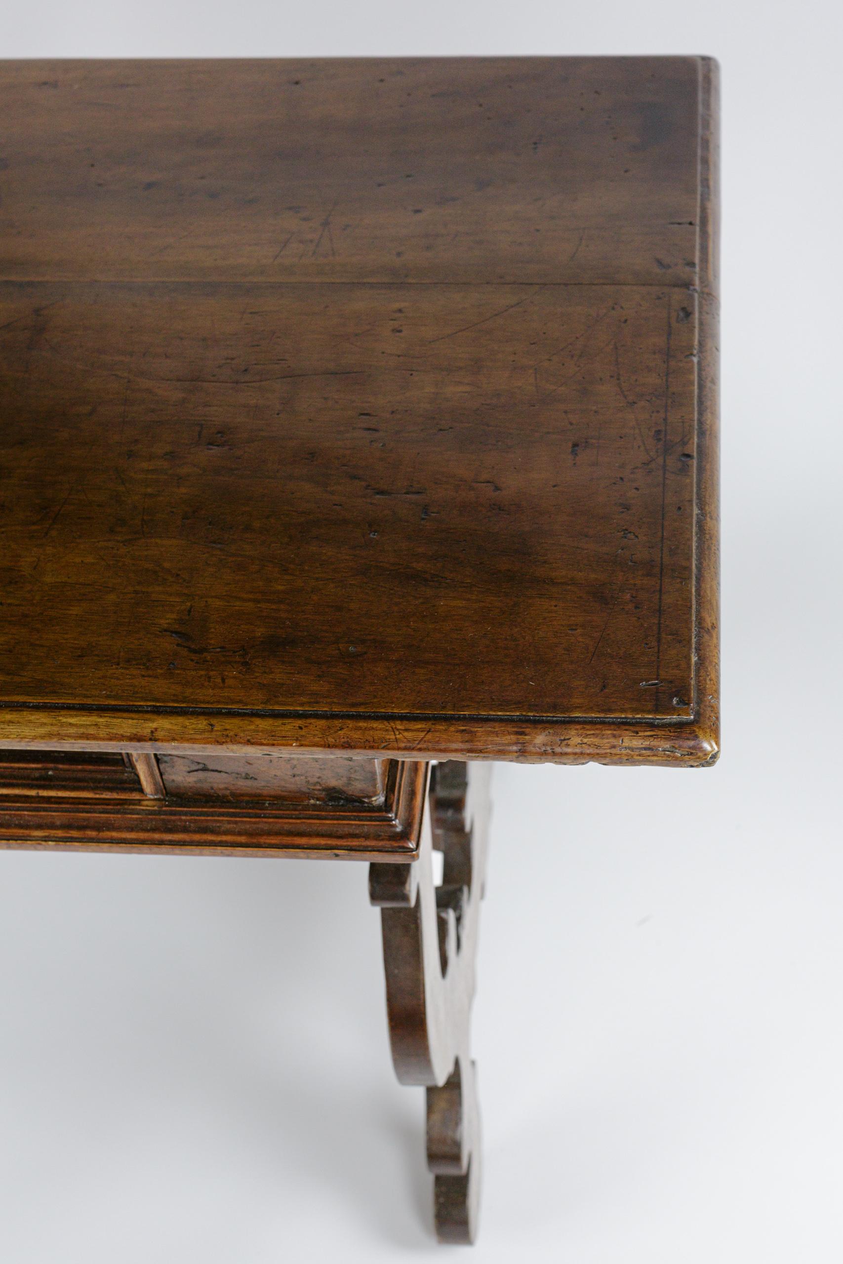 Tavolo da scrivania o consolle in noce italiano dei primi del XIX secolo in vendita 10