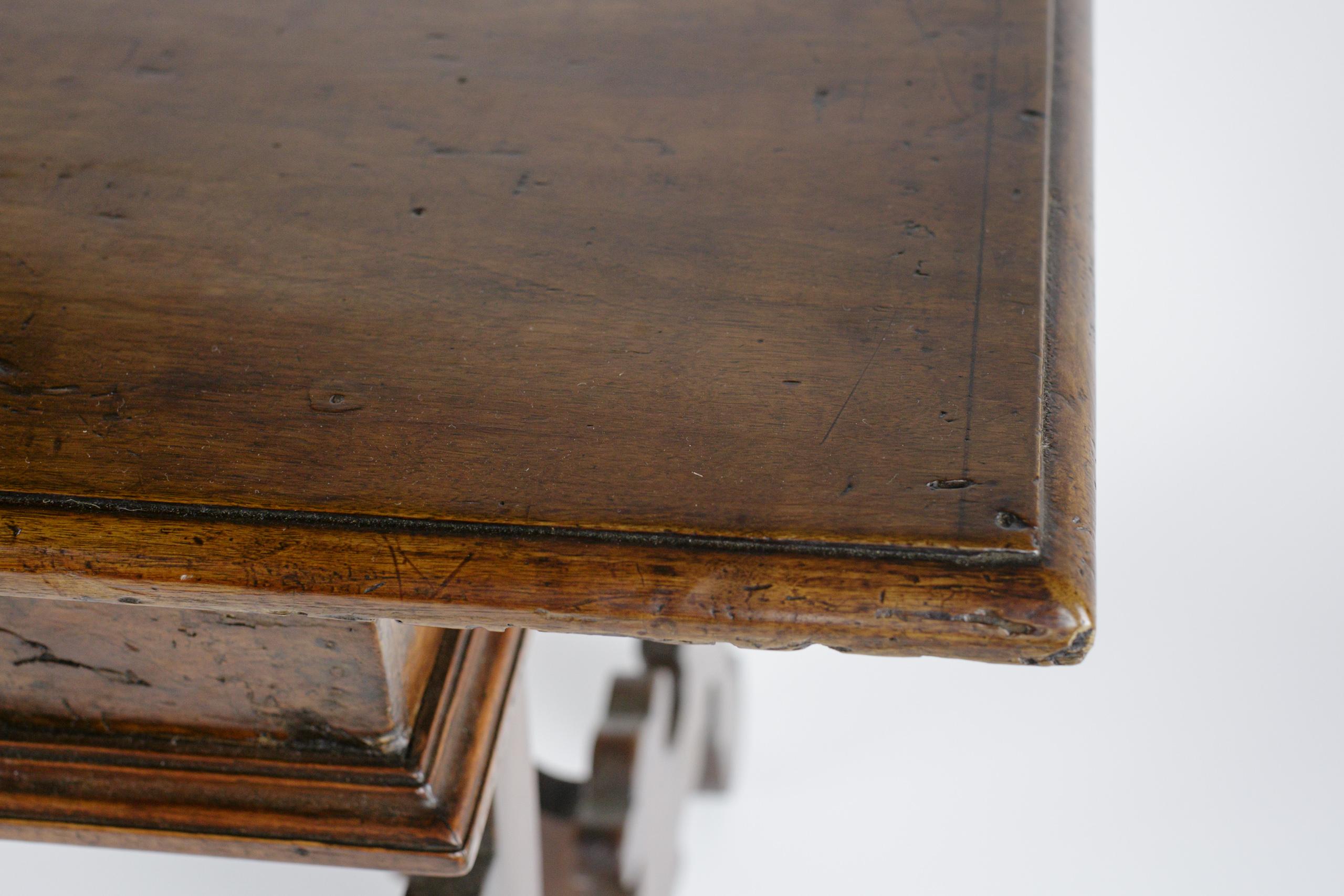 Tavolo da scrivania o consolle in noce italiano dei primi del XIX secolo in vendita 11