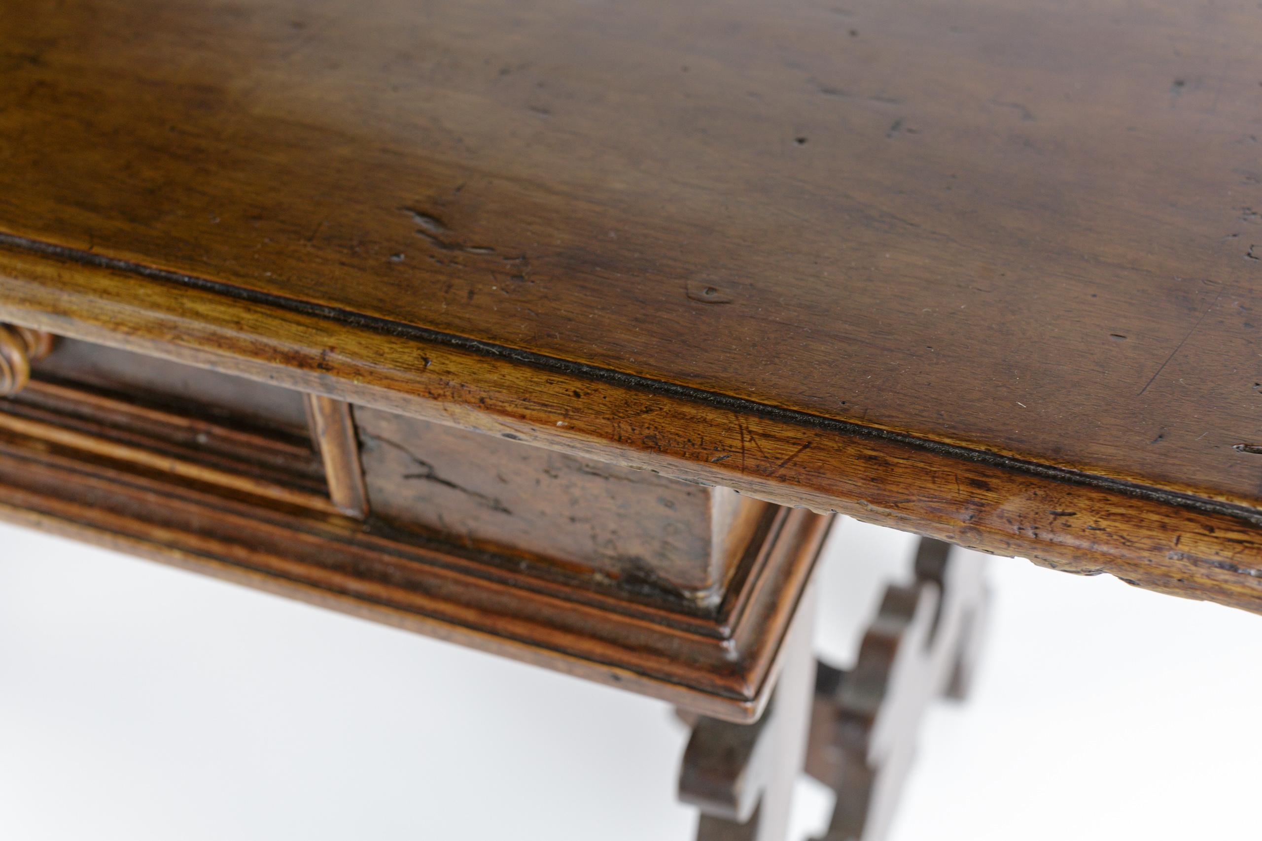 Tavolo da scrivania o consolle in noce italiano dei primi del XIX secolo in vendita 12