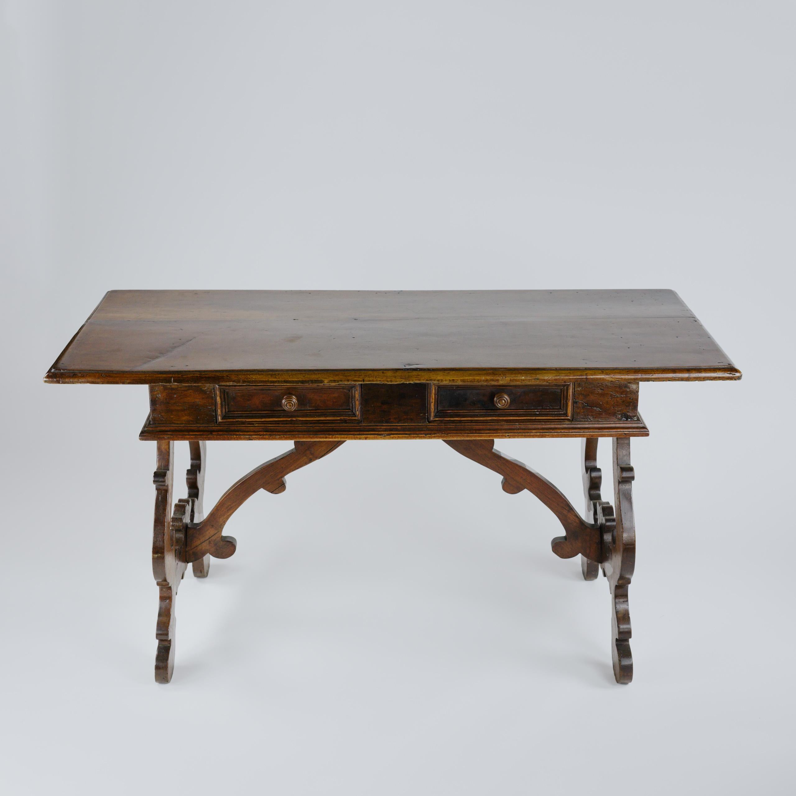 Tavolo da scrivania o consolle in noce italiano dei primi del XIX secolo in vendita 1