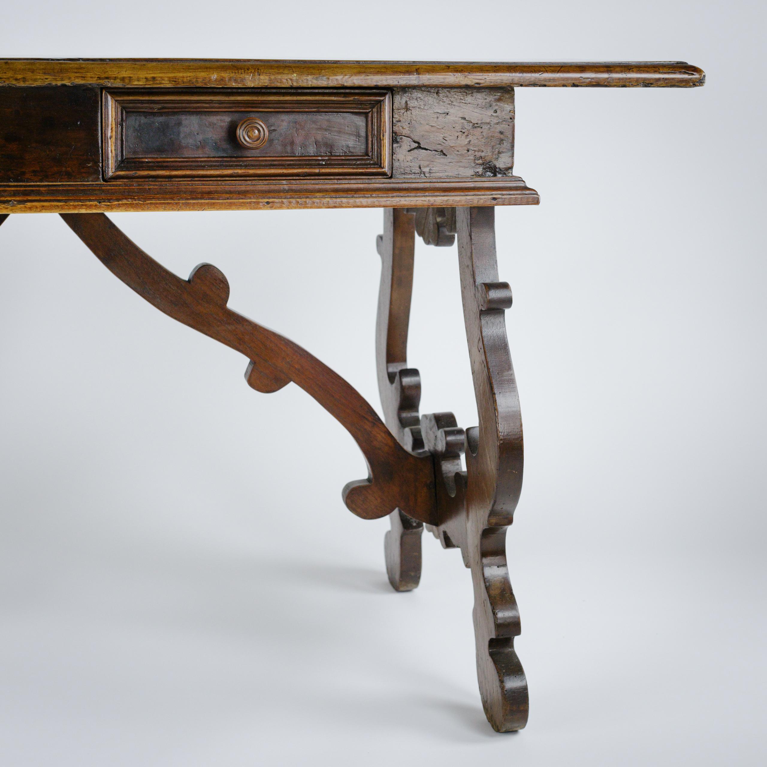 Tavolo da scrivania o consolle in noce italiano dei primi del XIX secolo in vendita 2