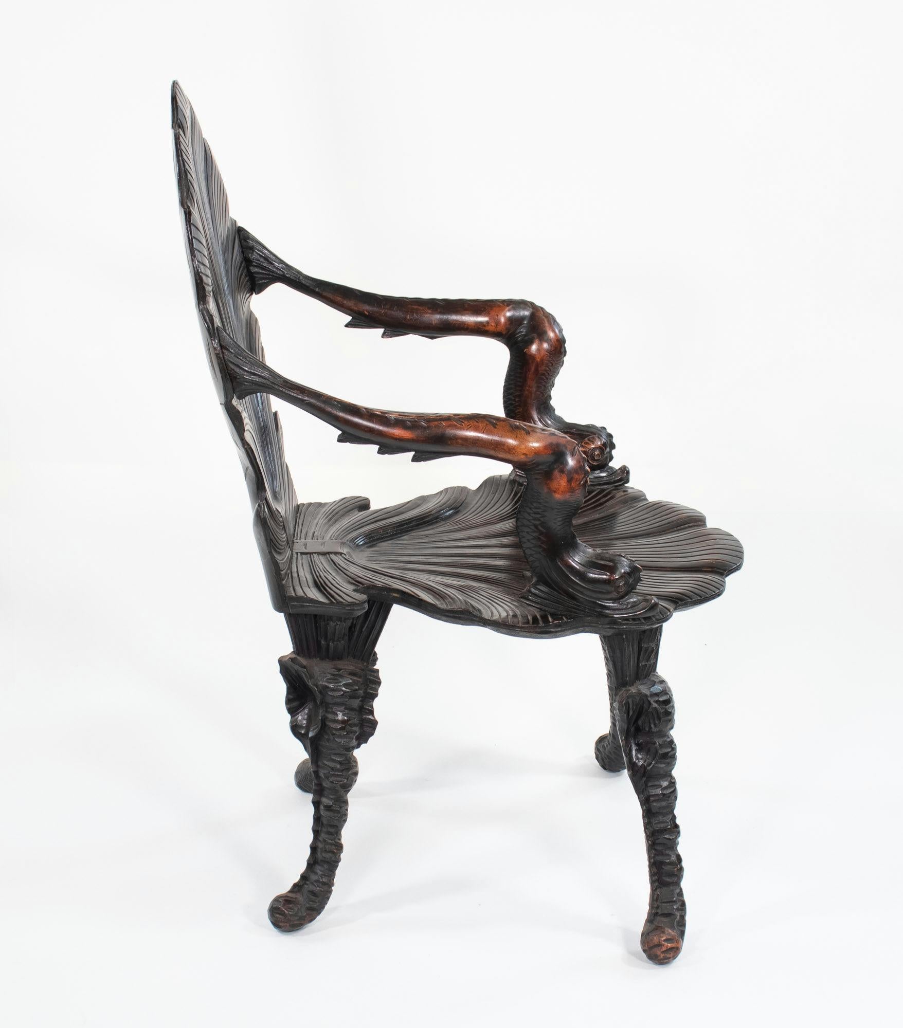 Early 19th Century Italian Walnut Grotto Chair In Good Condition For Sale In Chicago, IL