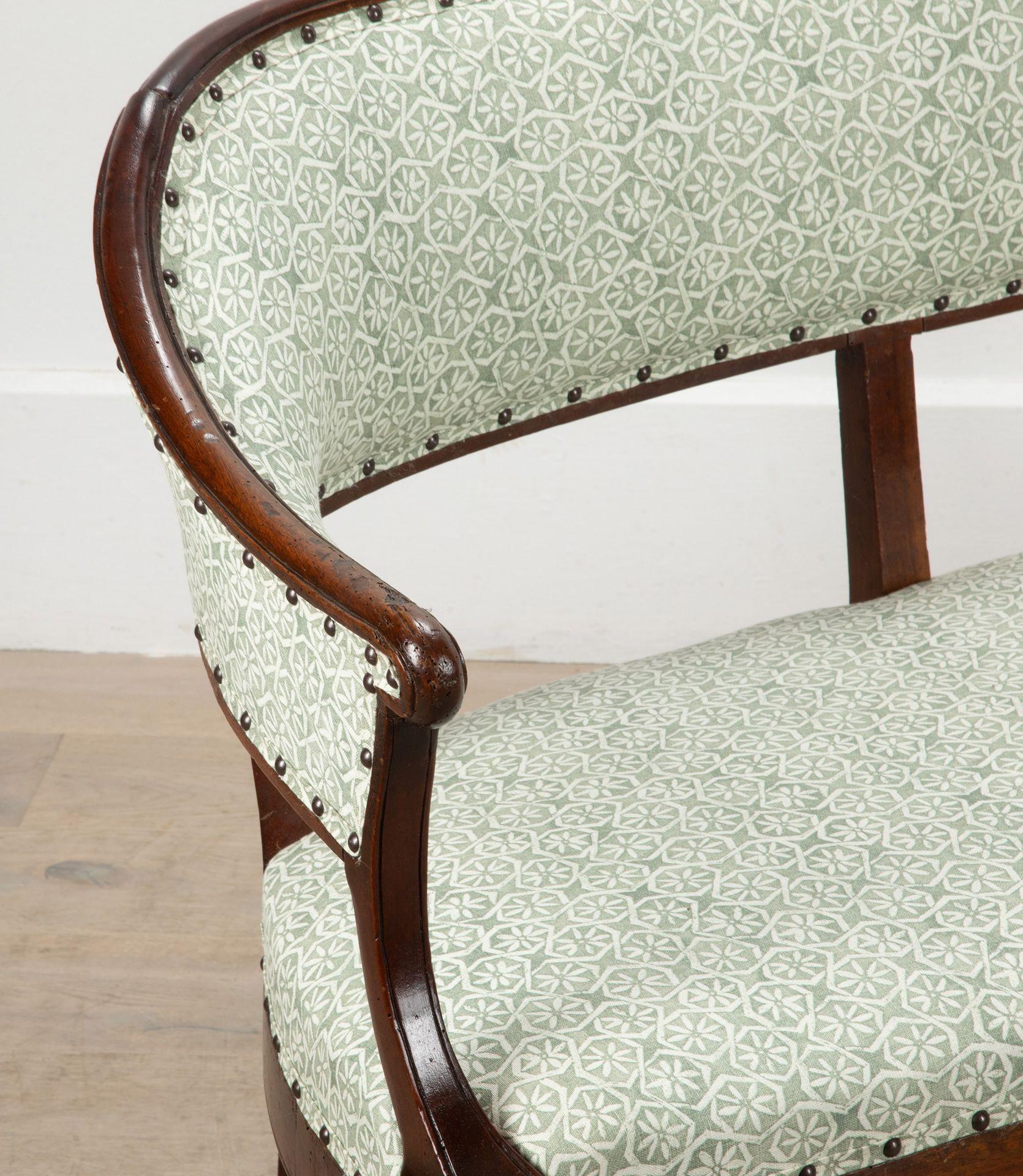 Early 19th Century Italian Walnut Sofa im Angebot 4