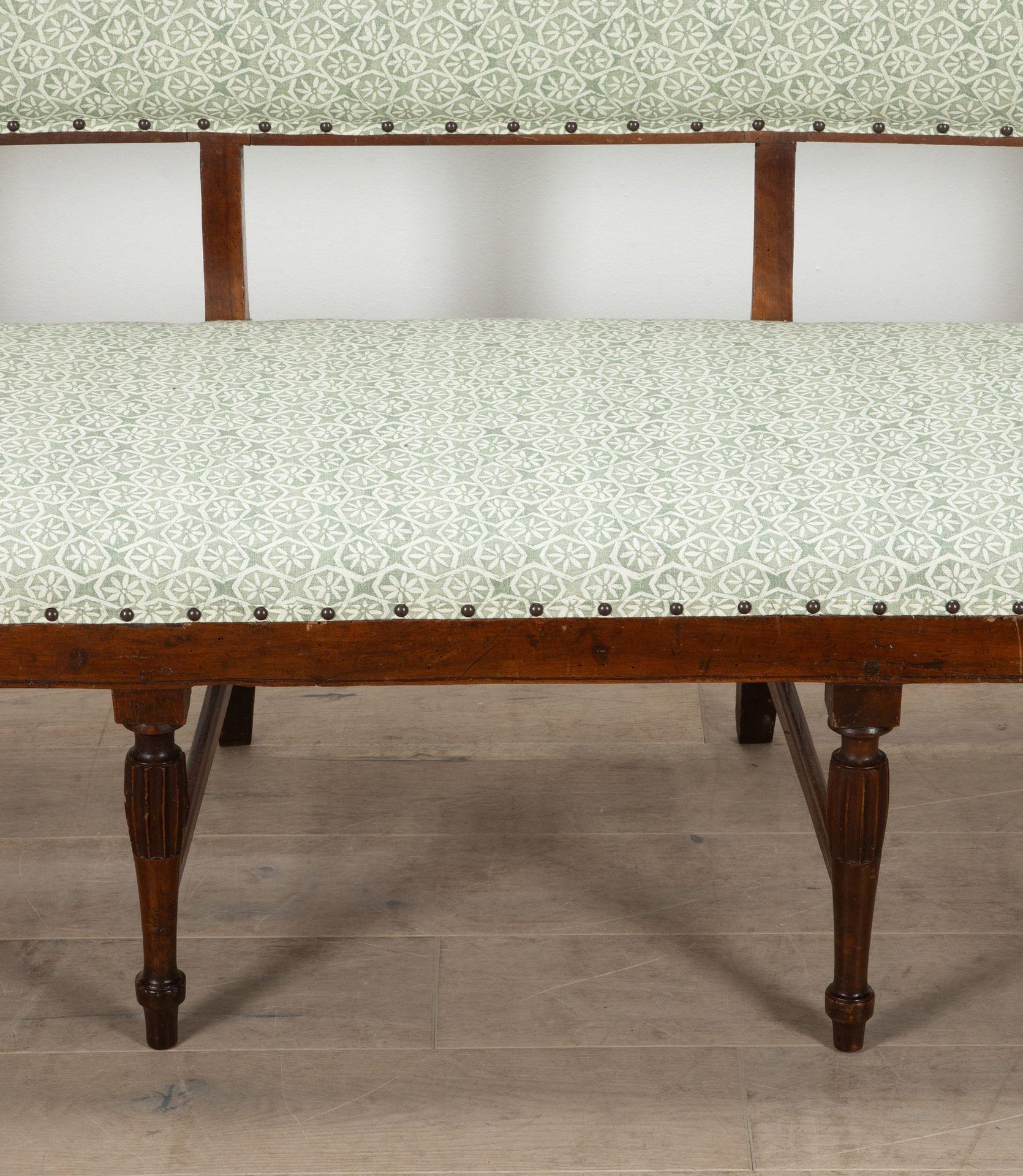 Early 19th Century Italian Walnut Sofa im Angebot 5