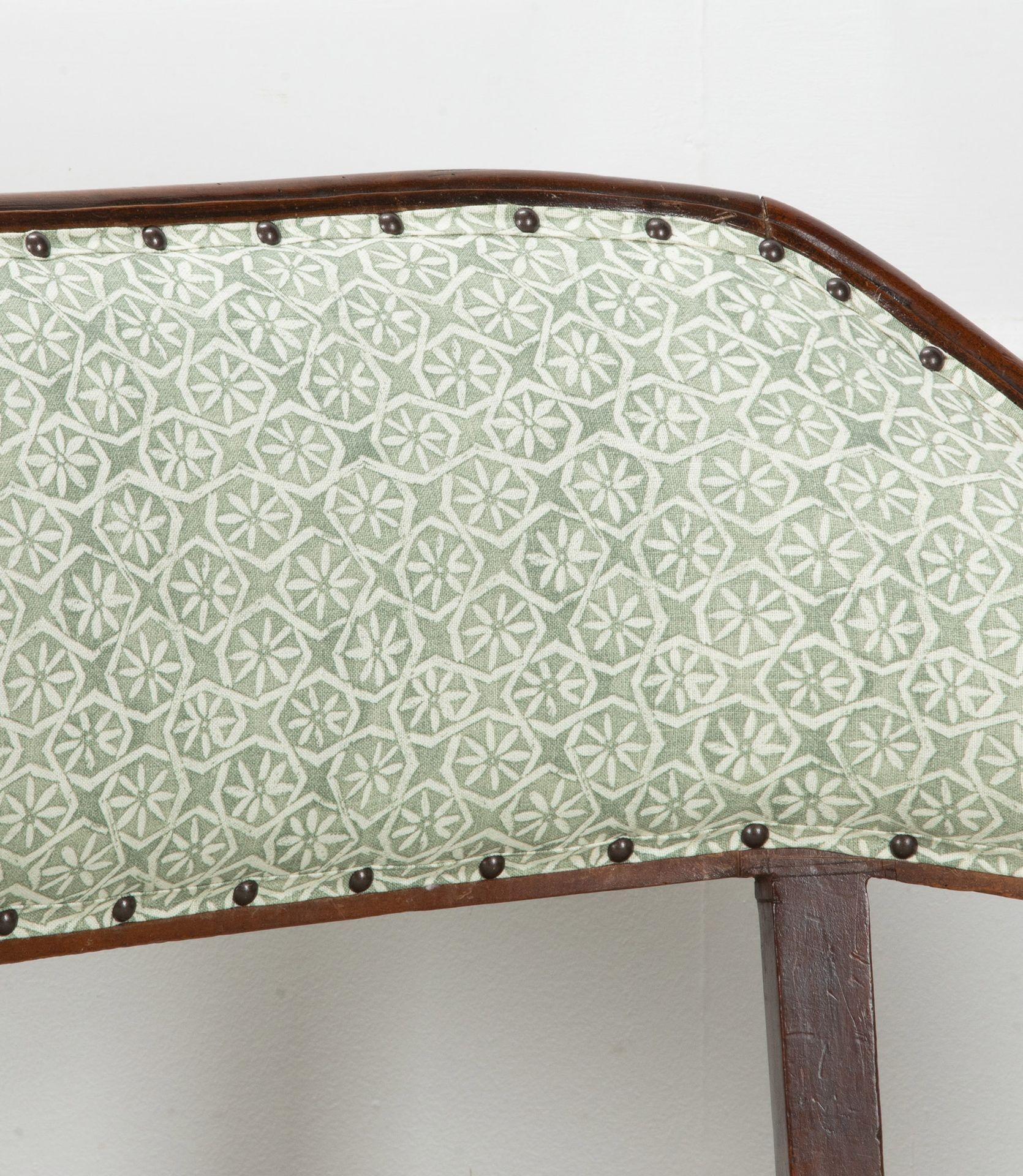 Early 19th Century Italian Walnut Sofa (19. Jahrhundert) im Angebot