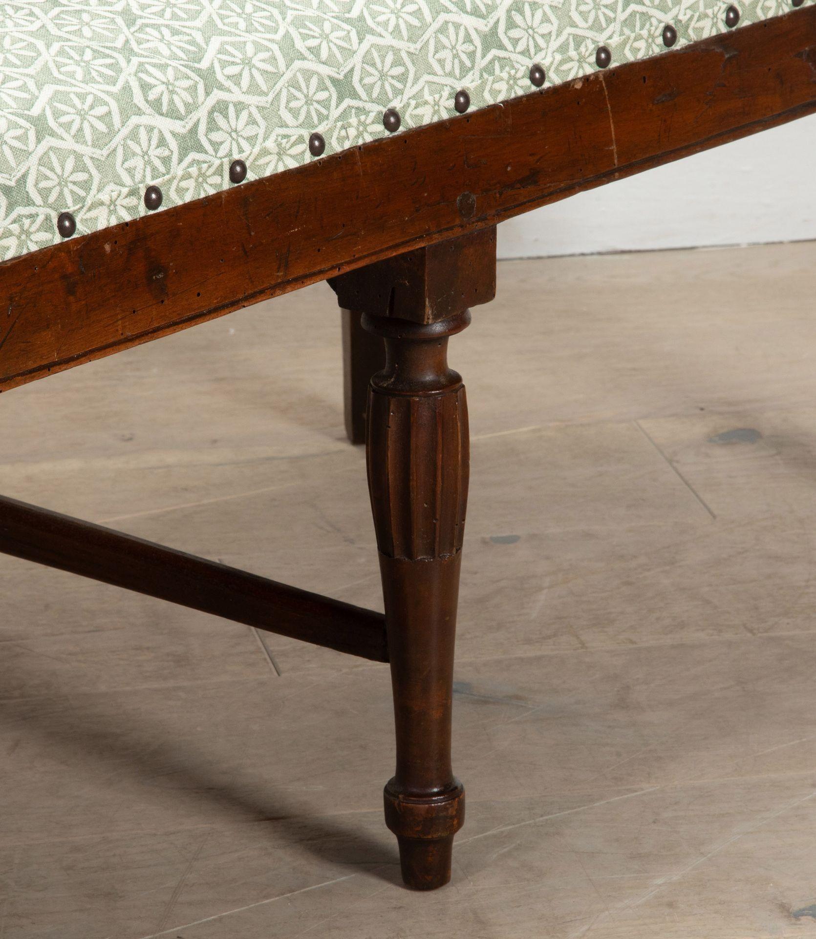 Early 19th Century Italian Walnut Sofa im Angebot 1