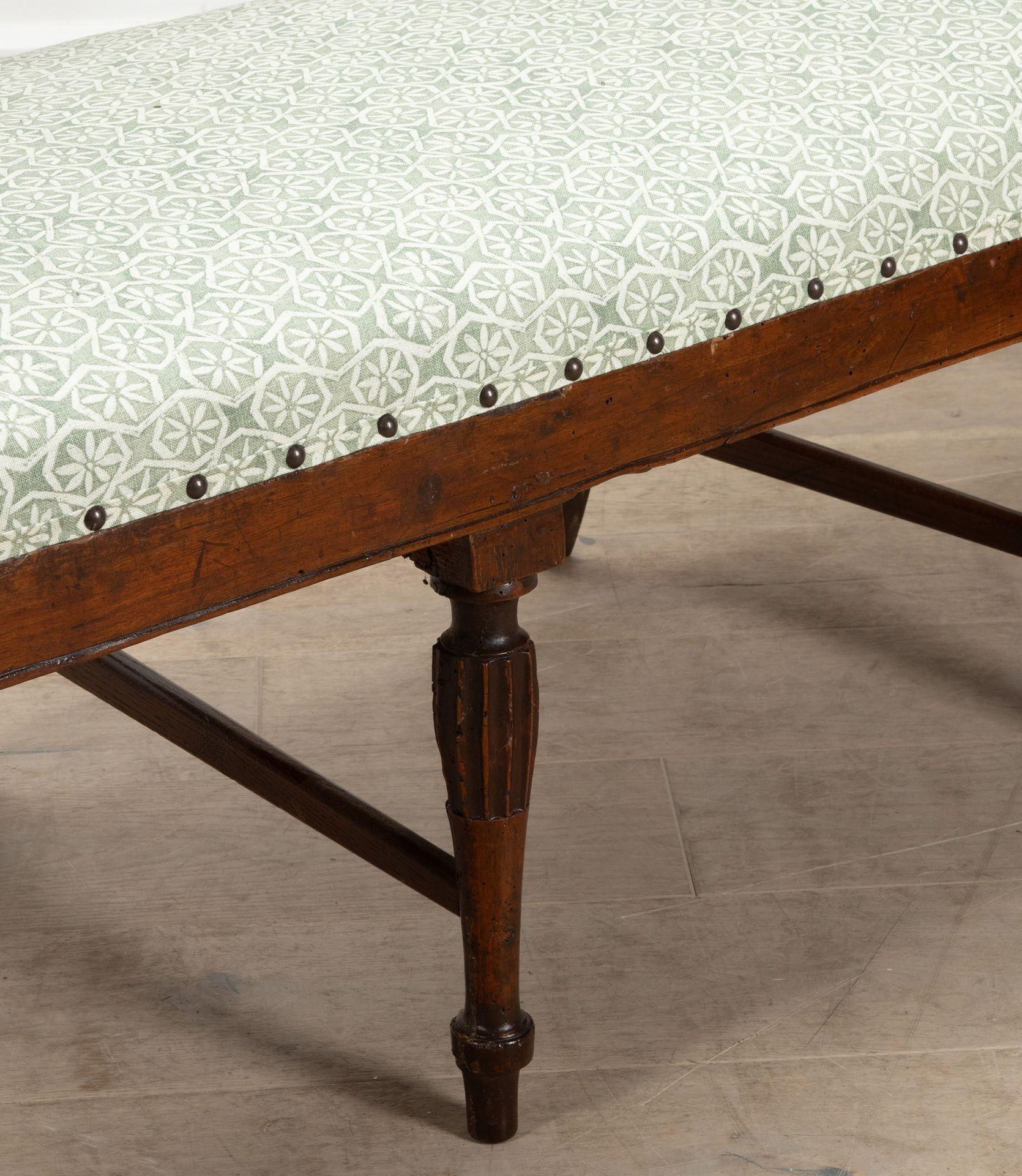 Early 19th Century Italian Walnut Sofa im Angebot 2