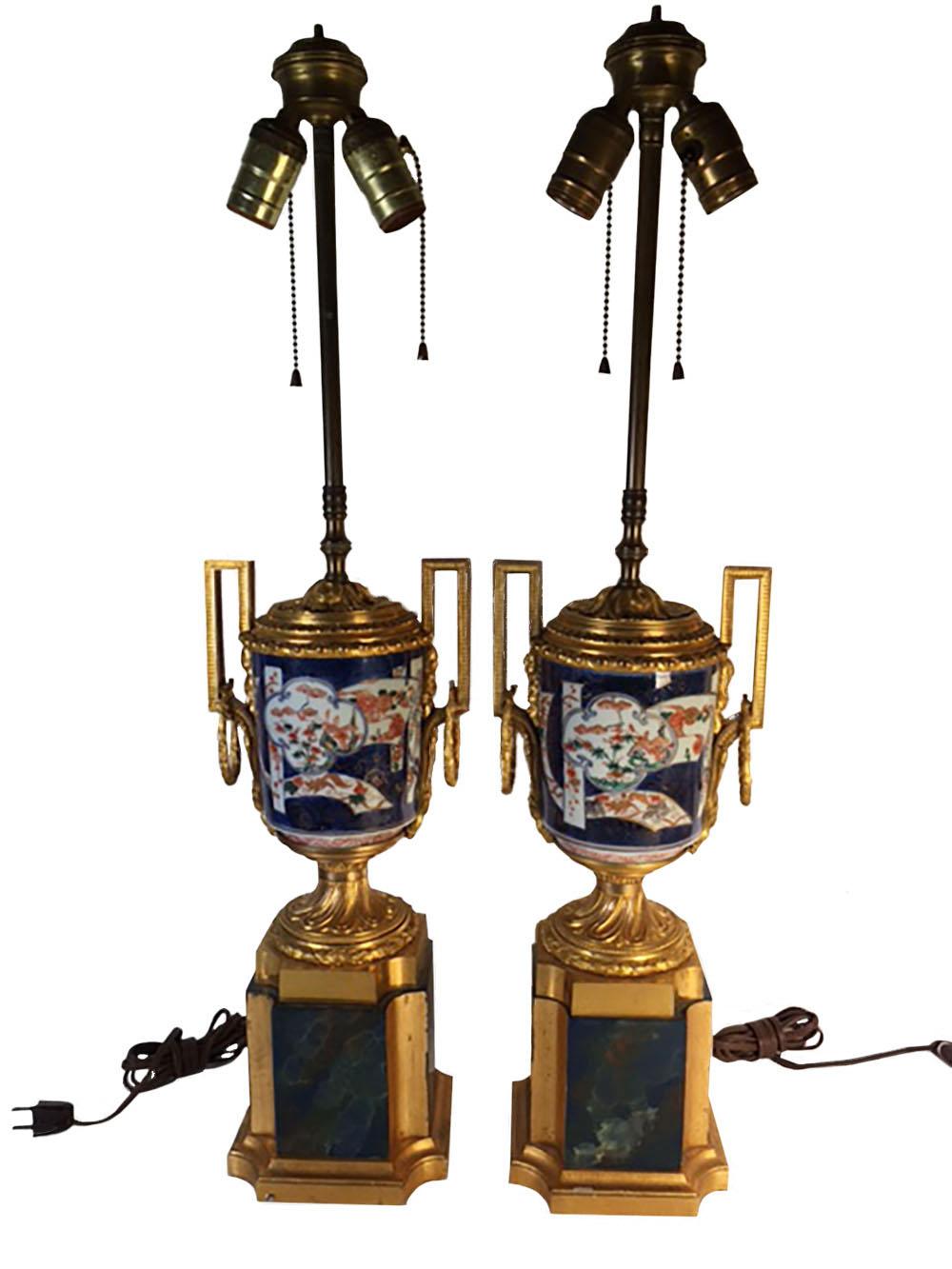 Une paire de vases japonais Arita en bronze doré montés convertis en lampes. Vers 1820.
  