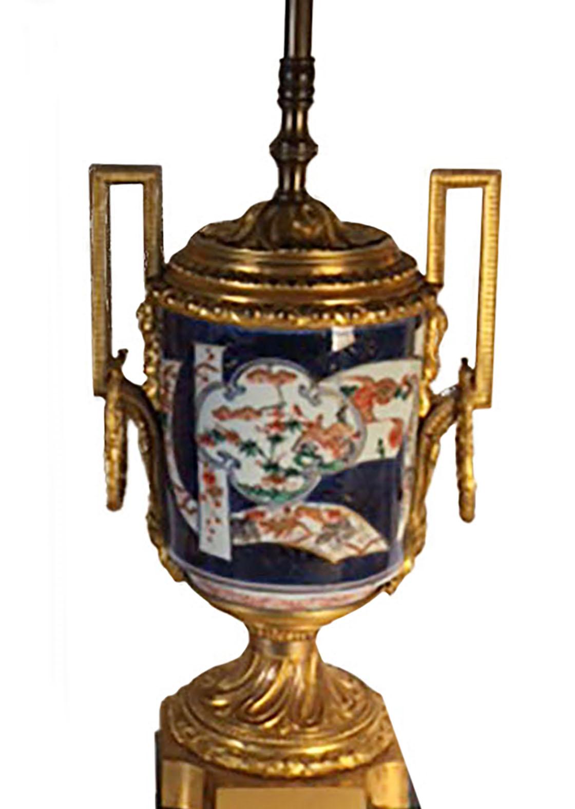 Japanische Arita-Vasen des frühen 19. Jahrhunderts als Lampen (Bronze) im Angebot