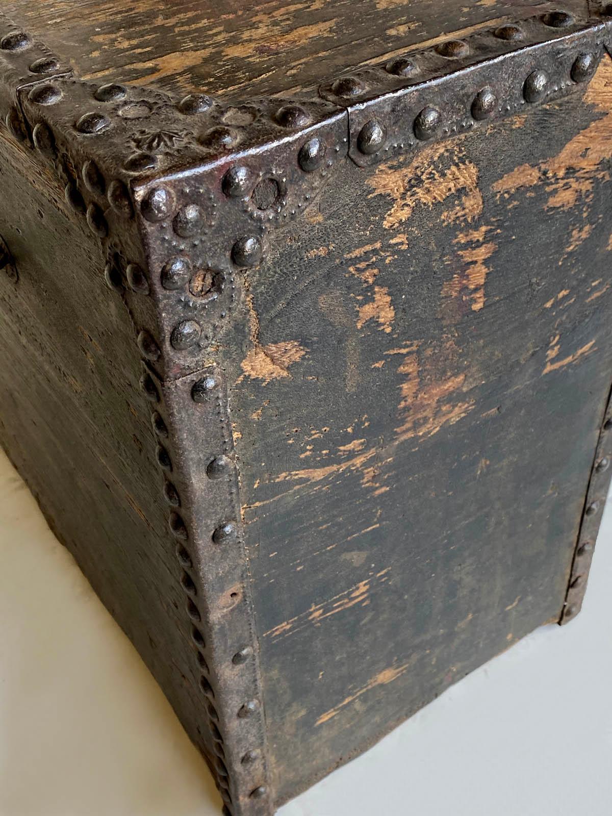 Early 19th Century Japanese Shop Box In Good Condition In Los Angeles, CA