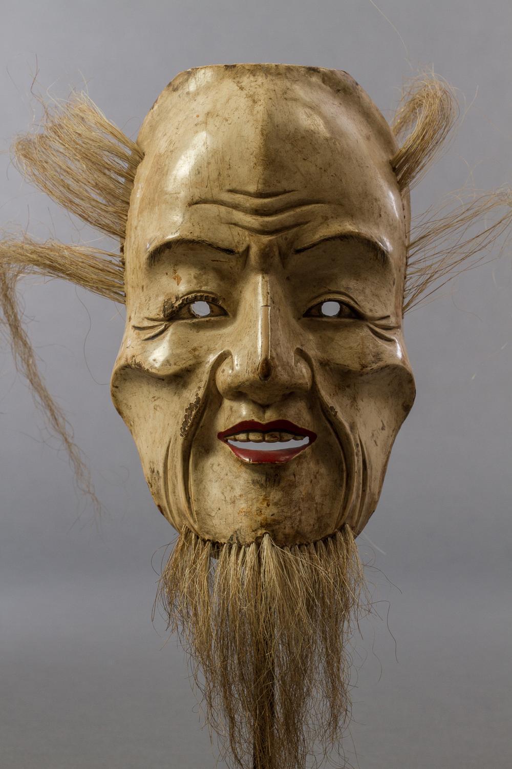 Japanische Noh-Maske aus Holz aus dem frühen 19. Jahrhundert. Diese Maske wird in der originalen Aufbewahrungsbox aus Kiri-Holz geliefert, die signiert und datiert ist: Koran, 1811 (Edo-Zeit). Die Schachtel beschreibt die Maske auch als Teil der