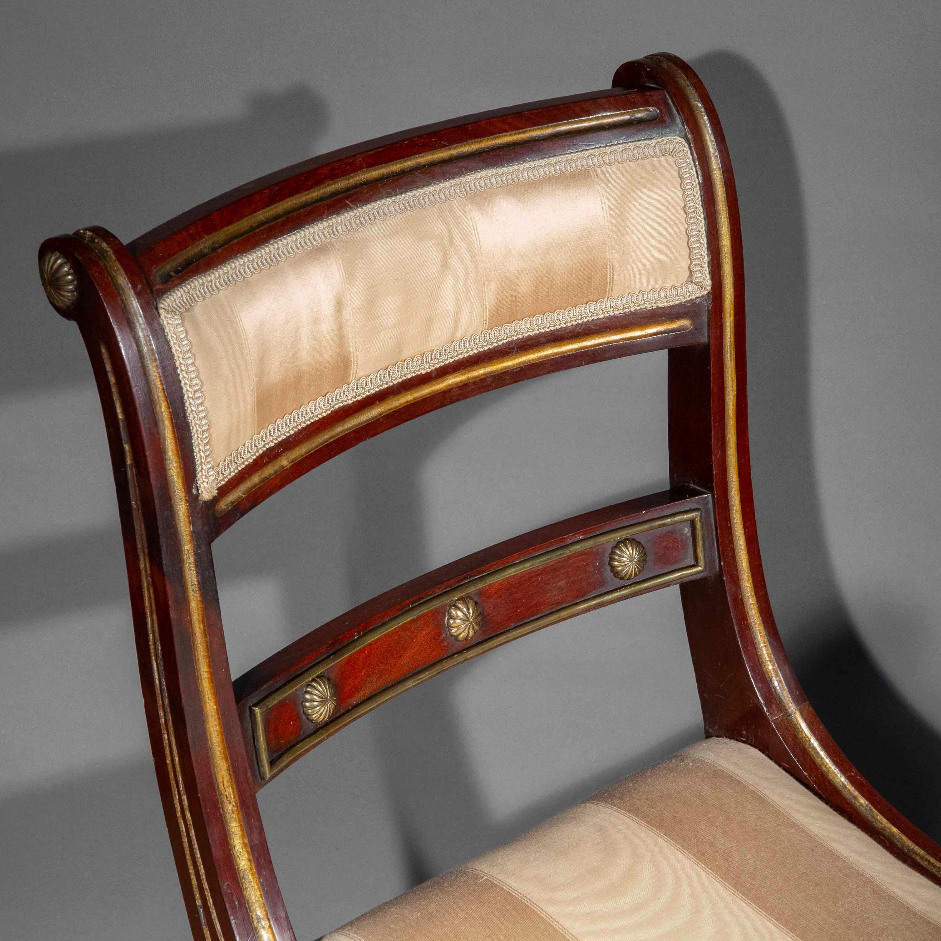 Un par de elegantes sillas 