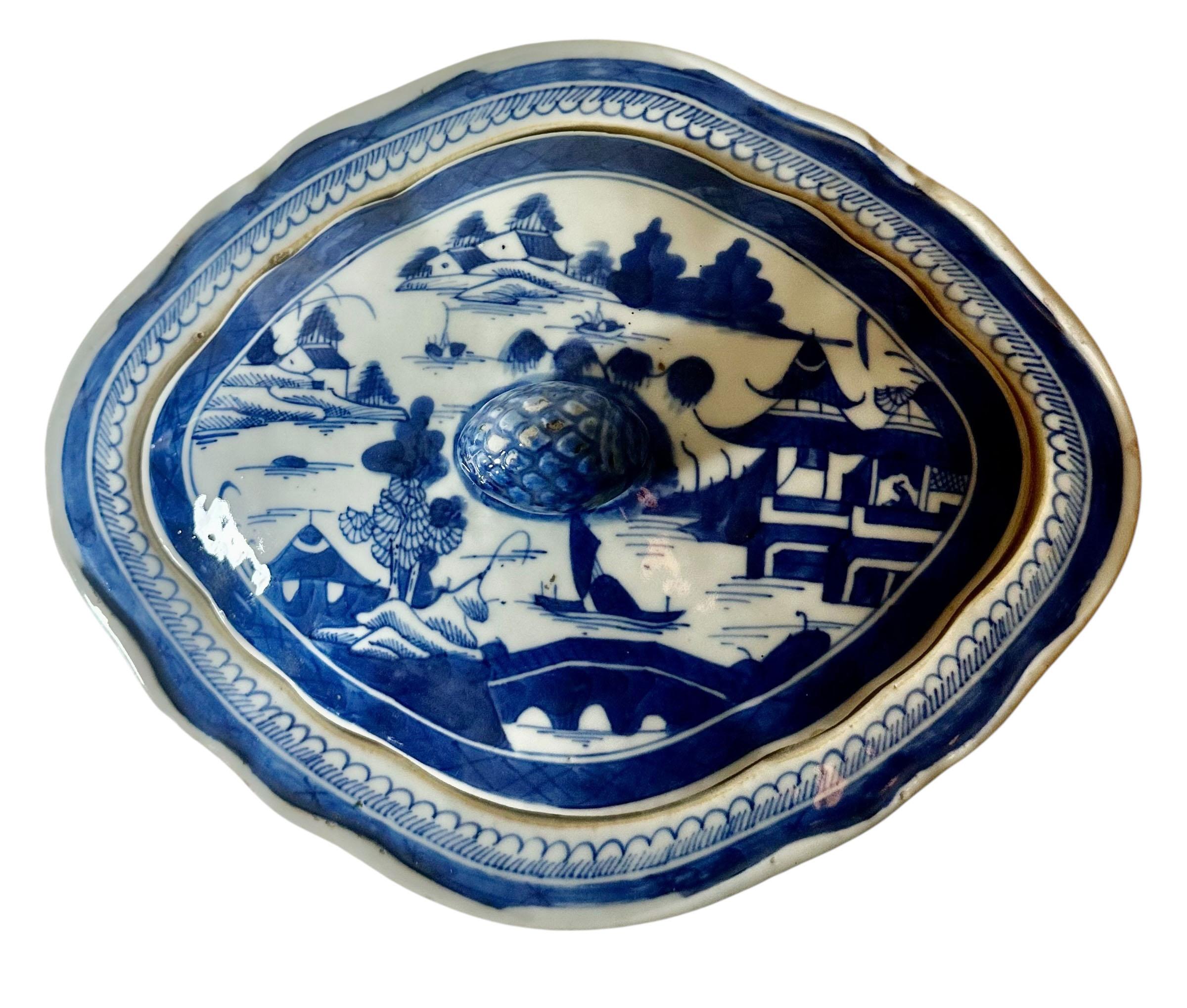 Chinois Grand plat couvert de Canton bleu et blanc du début du 19e siècle en vente