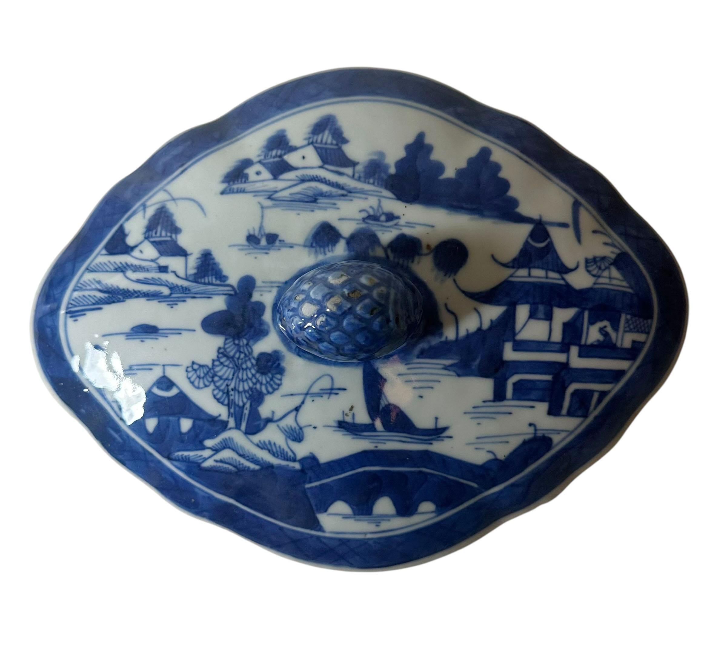 Fin du XIXe siècle Grand plat couvert de Canton bleu et blanc du début du 19e siècle en vente