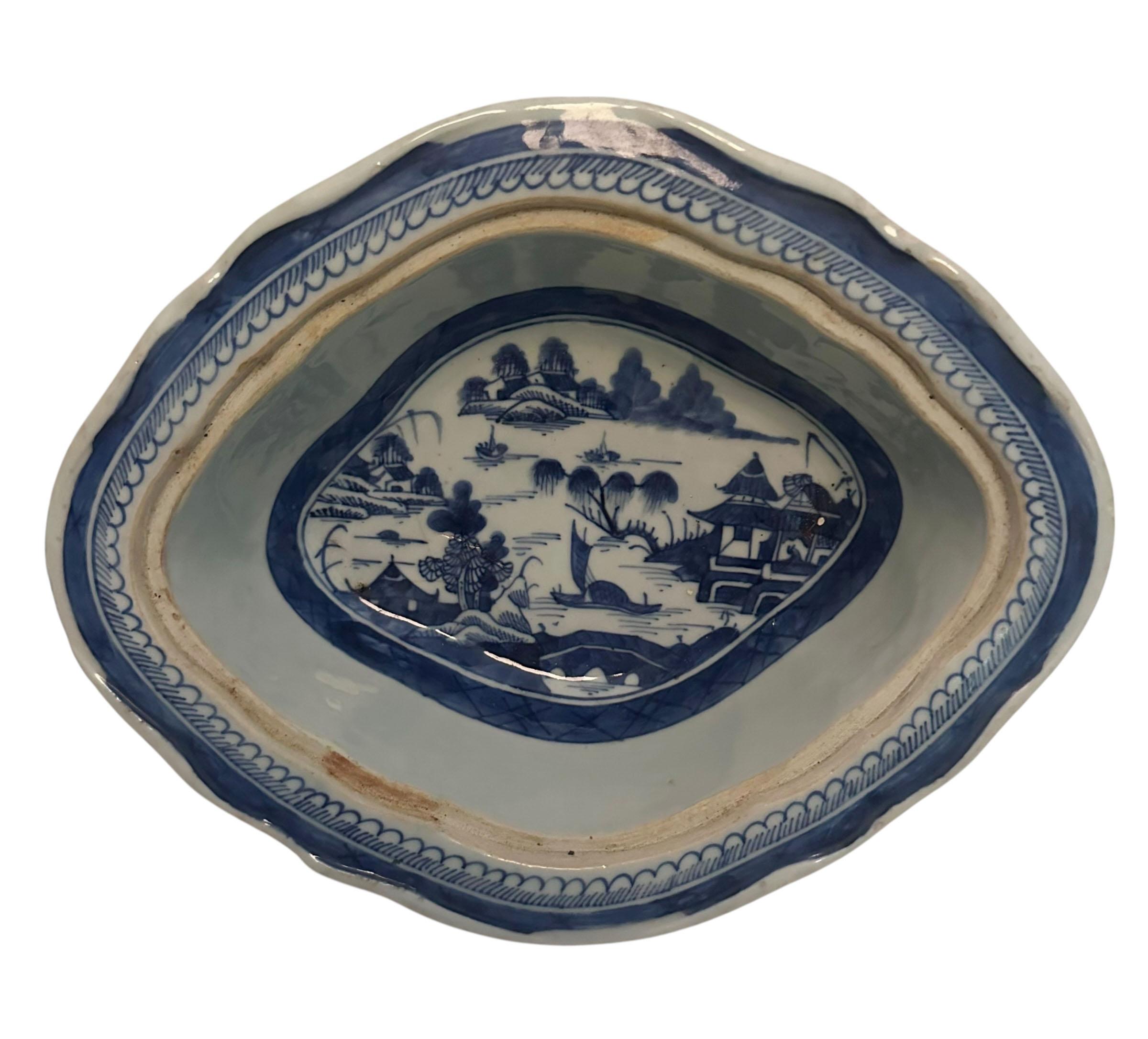 Porcelaine Grand plat couvert de Canton bleu et blanc du début du 19e siècle en vente