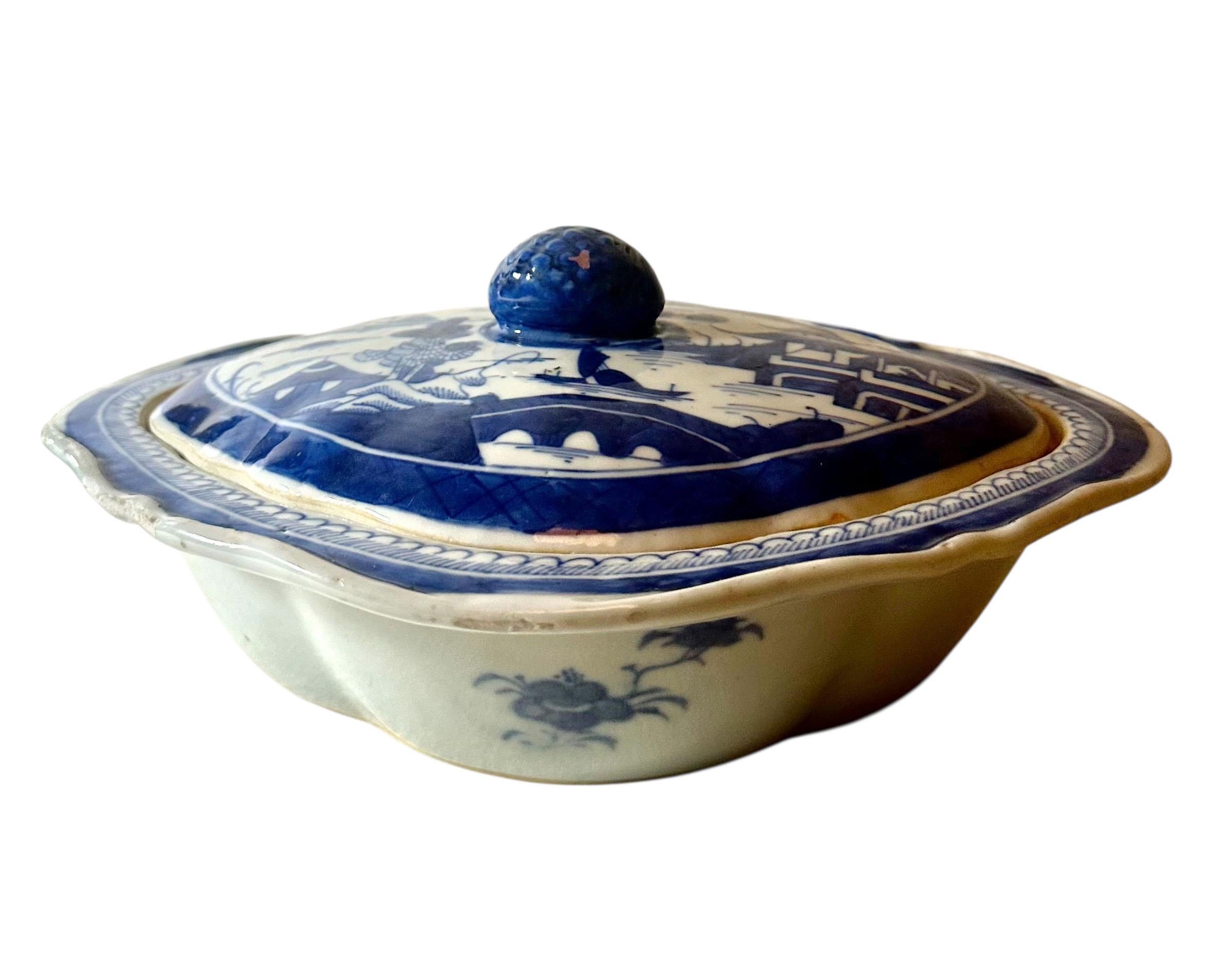 Grand plat couvert de Canton bleu et blanc du début du 19e siècle en vente 1